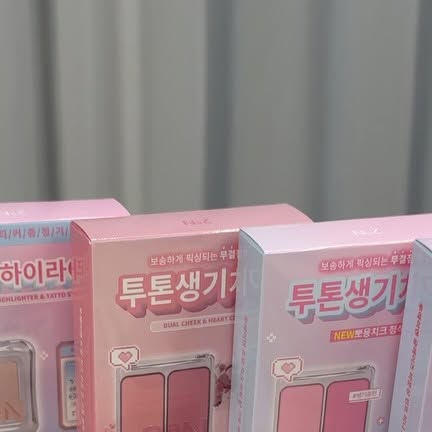 adorable ಇ on Instagram: "#광고 @2an_official

투에이엔 쿨톤 추천 조합으로 뽀용한 메이크업 완성했어요✨
⠀ 
☑️듀얼치크: 06 핑크메탈 / 16 핑크텐션 / 하트벌룬
☑️ 퓨어글래시 하이라이터: IV01 슈가베일 / WH01 프로스티
☑️ 롱웨어링 파운데이션: 20호 복숭아 (올리브영 단독)
☑️ 글레이즈 바운싱 틴트: 11호 피치에이드 / 13호 잼잼
⠀ 
베이스는 롱웨어링 파운데이션 20호 복숭아로 화사하면서도 뽀얀 피부 표현을 했어요. 치크로 생기를 주고, 하트벌룬으로 투명한 혈색을 더해줘서 피부가 맑아보이네요❄️
⠀ 
투명하게 올라오는 하이라이터랑 립제품도 너무 만족스러워요, 탱글 탱글한 제형에 시원한 느낌까지 들어서 데일리템으로 완전 찰떡꿍,,
⠀ 
대박인건 지금 올리브영 세일 기간이라서 득템할수있는 기회라는것!! 피부가 맑게 표현되니까 뽀용뽀용 너무 만족스러워요
⠀ 
⠀ 
✅ 8/29–9/4 올리브영 세일 기간에 투에이앤 제품 추천💗
⠀ 
⠀ 
#투에이엔 #2aN #쿨톤추천 #롱웨어링파운데이션 #올리브영세일 #올리브영단독 #듀얼치크 #퓨어글래시하이라이터 #글레이즈바운싱틴트 #쿨톤립추천 #쿨톤치크추천 #핑크메탈 #피치에이드 #잼잼"