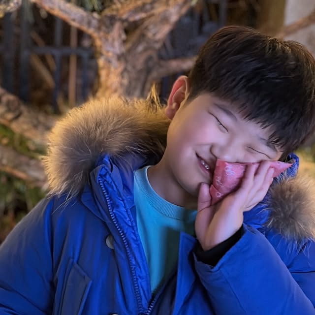 도도곰팅 | 리뷰 광고 릴스 영상 크리에이터 on Instagram: "#광고 #도도곰팅_찐후기

올해 저만 이렇게나 추운지~🥶 저 늙었나봐요 🥲

저는 원래 #핫팩 을 거의 사용해 본 적이 없는데 윤이 학교 다니면서 친구들이 가지고 다니니 관심을 보여서 그 이후로 #일회용핫팩 을 본격적으로 사용하게 되었는데요 🤭

아이들 미니 사이즈만 주로 구입해서 그런지 생각보다 오래가지 않더라구요 😭

그런데 이번에 만난 #힐링팩토리 #천도핫팩 은 진짜 오래가고 따뜻해서 완전 강추하고 싶은데요 👍🏻

확실히 90-100g 핫팩보다 더 오래가는 대용량 150g이라 그런지 지속시간 18시간, 최고 온도 70도로도 진짜 오래오래 가는데 정말정말 따뜻하고 지금도 천도핫팩이랑 한 몸이에요 🤣

오후에 뜯었는데 다음날 자고 일어나도 따뜻할 정도로 정말 찐으로 오래가구요~ (보통은 적혀있는 것보다 덜 가던데 말이죠)

100% 국내생산에 KC인증을 받은 유해원소용출 테스트 완료된 안전한 2024년 제조 신형 제품이라 더욱 만족스러워요 👏🏻

윤은 더위를 많이 타서 그런지 이거 가지고 학교 갔더니 이 한파에 더웠다고 할 정도에요 🌡️

캠핑, 낚시, 여행, 겨울스포츠 등 야외에서 겨울철 활동해야 할 때 사용하기 딱 좋고 휴대하기 좋은 사이즈라 #오래가는핫팩 찾으셨다면 정말 강추해요~!!!
 
@healingfactory.co.kr
🔗 https://smartstore.naver.com/yourbliss/products/11154735034

#대형핫팩 #국산핫팩 #군용핫팩 #군인핫팩 #포켓용핫팩 #포켓형핫팩 #주머니핫팩 #손난로 #프리미엄핫팩 #휴대용핫팩 #겨울필수품 #손핫팩 #겨울핫팩 #도도곰팅라이프"
