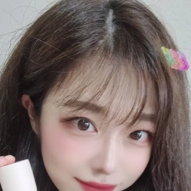 Anna on Instagram: "#광고 
평소 깔끔한 데일리 메이크업 하고 다녔지만
사실 나의 취향은 핑쿠핑쿠🩷

데일리 메이크업 화장품도
포인트 메이크업 화장품도
#올영 에서👍

#올리브영 에서 9/4 까지 진행되는 #올영세일
에서 뭘 사야 잘 사는건지 고민되신다면
#투에이엔 에서 파운데이션/색조 
모두 마련하세용💗👍

📌8월 신제품
러브 버블 컬렉션(6종)
롱웨어링 파운데이션(4종)
컬러플레이듀얼 라이너(5종)

📌사용해 본 제품
-글레이즈 바운싱 틴트 (02 로지모카, 08 로즈문)
:데일리로는 로지모카, 포인트로는 로즈문
겉에 로지모카 바르고 안쪽에 로즈문 바르면
생기발랄 메이크업 완성
-포켓 코튼 블러링 스틱 (01 베이비피치, 02 코튼피즈)
:가방에 쏙 넣어다니기도 좋은 사이즈
외출했을때 수정화장용으로도 굿
-듀얼치크 (14 러브,큐피트)
:지속력도 색감도 취저🌸
-롱 웨어링 파운데이션 미니 (20 복숭아, 21 아이보리)
:촉촉하지만 세미매트 재질이라 얼굴에 착붙!
고민하다 복숭아랑 아이보리를 섞어쓰니 딱
-베러미 아이팔레트(11 드리밍)
:과하지않게 깔끔한 데일리 색조
-컬러 플레이 듀얼라이너 (02 베베핑크)
:애굣살로 생기있게 톡👍

#올영픽 #올리브영추천템 #올영필수템 #러브버블컬렉션 #롱웨어링파운데이션미니 #컬러플레이듀얼라이너"