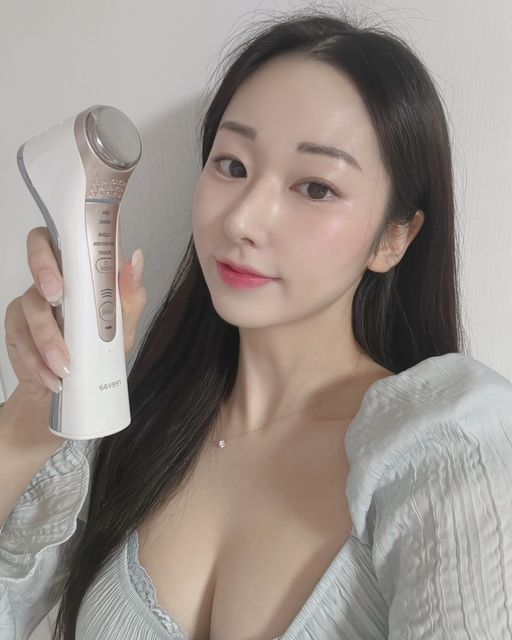 ‎ʕ •ﻌ•ʔ ෆ ʕ•ﻌ• ʔ‎ on Instagram: "#광고
홈케어가 대세쟈냐🤍 
여자에게 관리는생명이쥬🙋🏻‍♀️
프리미엄 올인원 뷰티 디바이스 ’리바에스‘ 강츄!

🎀온열/쿨링 마사지
온열기능-온열 초음파로 모공을 열기+자극없이 노폐물,피지 제거
+피부의 빠른흡수를 도와용!
​쿨링기능-냉마사지가 피부 온도를 낮추기+모공 닫기+피부탄력에 도움
+자극으로 예민해진 피부를 진정시켜요!

🎀저자극 클렌징
1초에 300만번의 미세진동 3MH 초음파
예민하고 민감한 피부에도 자극없이 초미세진동으로 ok

🎀초음파를 통해 피부결/물광 피부
초음파는 주파수에 따라 파장과 폭과 진동의 횟수를 다르게 할수 있어용
진동수(주파수)가 증가하면 파장이 촘촘해지고 
자극의 횟수가 증가하기에 얼굴용으로 최고👍🏻

 🎀+- 이온 갈바닉마사지기
갈바닉기능: 화장품의 유효성분을 피부속으로 깊이 침투 시키는 역할
갈바닉마사지기를 사용하면 160% 보습개선 효과!

🎀클렌징 - 영양흡수 -쿨링진정 3단계모드, 강도 조절ok
클렌징을 해도 피지속에 남아있는 노폐물들! 
각질층을 열어주고 모공을 열어 노폐물제거 ok
완벽한 클렌징모드🤍

🎀자동 OFF 12분 후 종료기능
= 과부하 방지 시스템까지!

https://bit.ly/3VpjJuJ

#리바에스 #고주파마사지기 #얼굴마사지기 #초음파마사지기 #쿨링마사지기 #프리랜서모델 #뷰티모델 
#뷰티디바이스 #갈바닉 #갈바닉효과 #갈바닉마사지기 #리바에스갈바닉
#스킨케어추천 #스킨케어루틴 #피부관리법 #관리하는여자"
