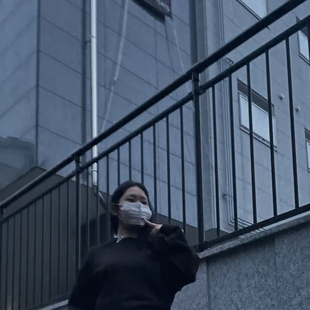 최윤서 on Instagram: "여름이 왔어요💦 요즘 핫한 스탠다드에러 버뮤다 팬츠:) #광고 트렌디하면서도 실용적인 버뮤다 팬츠는 다양한 상의와 쉽게 매치할 수 있어 남여공용 데일리 아이템으로 떠오르고있죠💓

버뮤다 버뮤다 🩶 STANDARDERROR
봄여름가을까지 함께해요 ➰

와이드 핏 디자인으로 트렌디하면서도 편안한 실루엣&일반 반바지보다 길어 단정한 느낌을 주면서도 시원한 착용감을 제공해준답니다:) 

#광고#STANDARDERROR #Denim #DenimPants #Pants#반바지#바지#바지추천#데님#데님팬츠#와이드팬츠#워싱팬츠#남여공용팬츠#데일리룩#버뮤다#버뮤다팬츠"