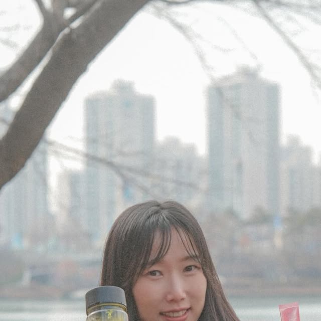 러닝 주디런 on Instagram: "🥗 #식단기록✍🏻 
겨울만 되면 입술 트고 건조한 분?
저는 요즘 두가지에 관심이 많은데요.

1️⃣면역력 챙기기
2️⃣건강한 식습관 찾기

랍니다!

요즘 사진처럼 비트부터 다양한 허브 채소를
먹으면서 건강하고 맛있는(제일 중요..⭐️)
식단을 찾기위해 노력하고 있어요🌿

그 와중에 #체크오 에서 선물로 제공해주신 
#아르타민사과노슈가 🍎
맛은 #노슈가 인데도 적당히 달고, 
사과주스처럼 상큼해서 더 맛있게 활력 충전했어요.

매일 챙기기 어려운 비타민 B, C, 아르기닌을 
한 포로 간편하게 건강하게 챙겨먹어요.😌

@check.o_official @nosugar.off 

-

#주디런 #식단기록 #식단사진"