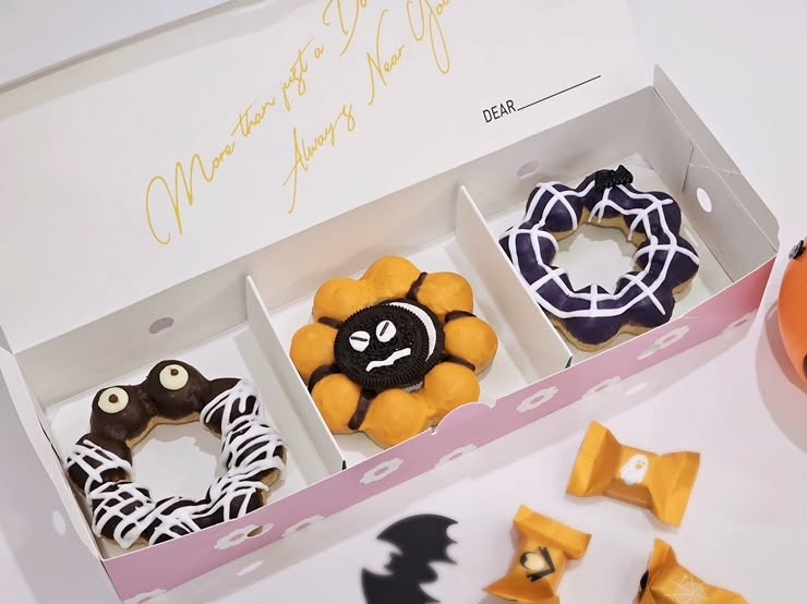 🎈
겉은 바삭 속은 쫀득 쫄깃 모찌넛 🍩

보기에도 좋고 맛도 좋아
기분까지 달콤해지는~~!!

할로윈 버전이라 귀여움은 덤 🎃👻🕸

#모찌넛 #모찌넛압구정
#모찌넛코리아 #할로윈도넛
#압구정도넛 #압구정디저트
#압구정로데오카페 #도넛맛집