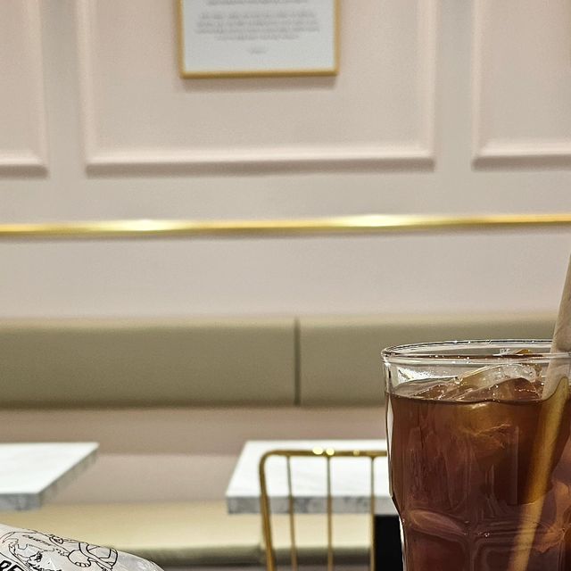 리뷰하는 쭈❤️ 세상 모든 기록 리뷰 on Instagram: "#광고 환경을 생각하는 #종이빨대 예전에 종이빨대 사용하면 다 녹고 종이맛나고 그랬는데 이건 안그러네용?? 처음부터 단단하게 잡히고 1