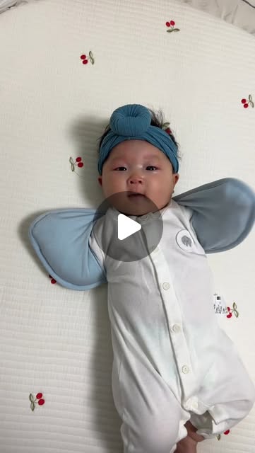 #광고 #모로반사 #스와들업
#키즈웍 #신생아스와들

키즈웍 - 3초 스와들 헤어밴드 세트

신생아들은 모로반사라고 해서
아직 손발이 자기 신체 부위인지 모르고
놀라는 경우가 많은데 그럴때 필요한게 스와들업인데

우리가 유명한곳 스와들 부터 예쁜 스와들까지
다양하게 입혀 사용하다 최종으로 선택한게
키즈웍 스와들이였다 

핑크색 하나 구매해서 사용중에 추가로 더 구매해야지
했는데 타이밍 좋게 선물 받을수 있었다

핑크에 이어 이번엔 블루색상으로 스와들 2개와 헤어밴드로
구성 되어 있는데 너무 귀엽답니다
입혀 놓으면 나비마냥 펄럭펄럭 하는데 완전 사랑스러워용♥

물론 다른 스와들도 모로반사를 잘 잡아주는데
최종 키즈웍으로 정착한 이유가 입히기 너무 간단하고
기저귀 갈따도 구애 받지 않고 지퍼도 없어 소리에 대한
부분도 없다는게 좋아요~
거기다 목과 겨드랑이가 오픈된 구조라여른애도 태열걱정
덜해도 되고 부드러운 모달소재에 신축성이 좋아 편하답니다

아이 모로반사 걱정에 스와들 알아보시는분들
키즈웍 스와들 추천입니다

스와들 가격도 비싼데 이건 가격도 착해요♥

- 구매링크 
https://smartstore.naver.com/itshoe/products/11904697266?nl-query=%ED%82%A4%EC%A6%88%EC%9B%8D&nl-ts-pid=jjBWisqosuuEvVj2lzK-046139&NaPm=ct%3Dmmcv0evs%7Cci%3D8a91b9df4ac9beae35c829c7e87b7401d434c841%7Ctr%3Dsls%7Csn%3D308044%7Chk%3D5161895937b5208557d7aaaedb576d2a44f5ea98