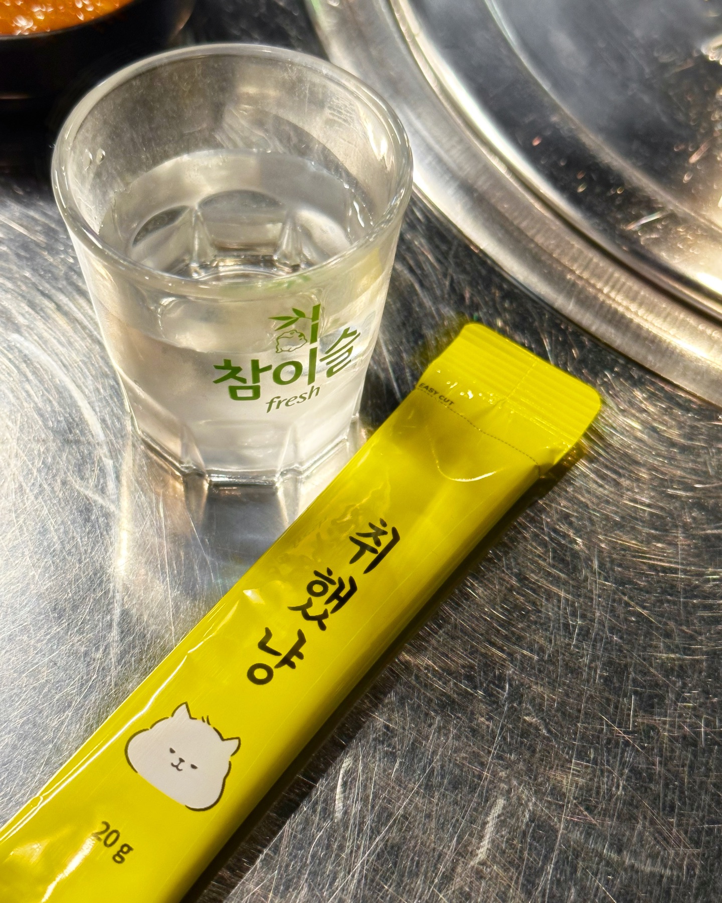 #광고 @lifestory365

취했냥과 함께라면 아직 안 취한거 맞죠?😹🍻

데이트 갈 때도, 회식 갈 때도,
그리고 개강·종강·엠티까지…
이제는 필수템 하나 챙겨야 할 타이밍✨

✔️ 데이트 필수 준비물 🤍
✔️ 회식 필수 준비물 🍶
✔️ 개강·종강·엠티 필수 준비물 🎓

요즘 제가 챙기는 건 바로
취했냥 숙취해소 스틱 젤리🐱~~!!

임상시험을 마친 기능성 원료
아세토베타™ 들어있고,
헛개나무열매추출분말, 타우린, 배농축까지
알차게 들어가 있어서 든든한 느낌💪

이제는 술자리 가방에 무조건 하나 넣어두는템이에요💯
.
.
#취했냥 #취했냥젤리 #취했냥스틱젤리 #술자리필수템
