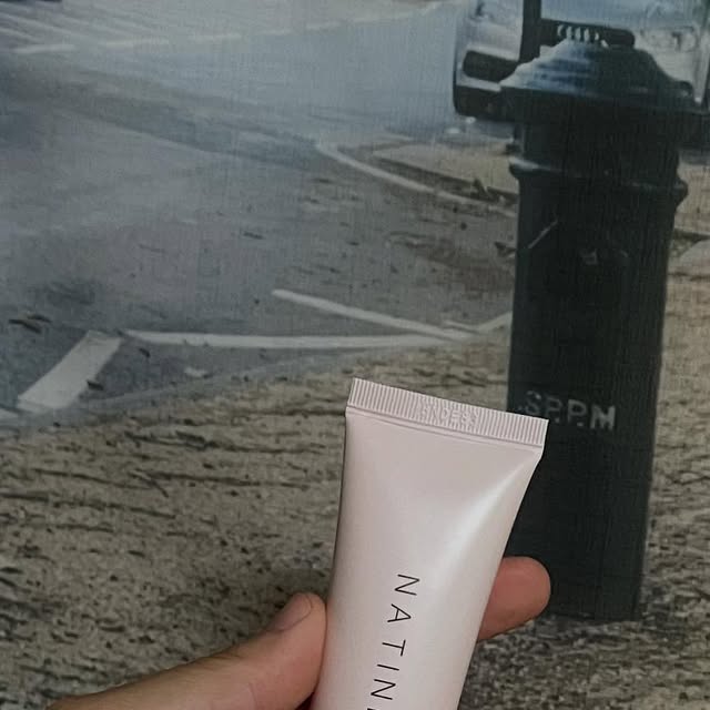 한별 on Instagram: "#광고

🌸 과하지 않게, 자연스럽게 톤업하고 싶을 때
요즘 제가 애정하는 톤업 꿀템 💗
나틴다 칼라민샤이니 톤업크림이에요!

로션처럼 부드럽게 흡수되고
겉돌거나 뭉침 없이 자연스럽게 피부 톤을 밝혀줘요.
얼굴은 물론 팔, 다리까지 OK!
하나로 전신 케어 가능해서 올인원 제품으로 딱이에요✨

자연 유래 성분이라 민감 피부도 걱정 없이,
자극 없이 부드럽게, 그리고 촉촉하게 밀착!

톤업크림 처음 써보는 분들도
쌩얼처럼 자연스럽고 깔끔하게 연출 가능해서
요즘 데일리로 꼭 챙기는 아이템이에요💕

#나틴다
#나틴다톤업크림
#칼라민샤이니톤업크림
#톤업크림
#톤업베이스
#쌩얼크림
#톤보정베이스"