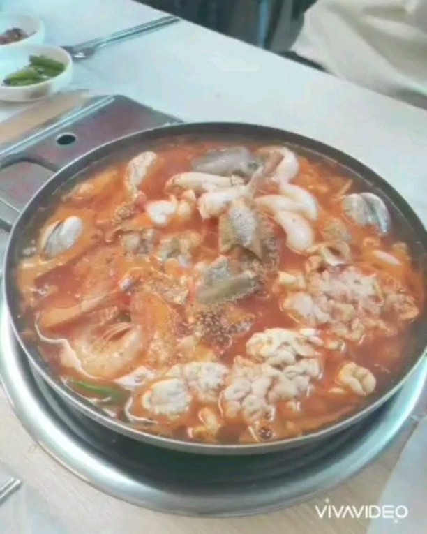 #협찬

#오늘점심
양이 많기로 소문난 맛집 #가도해물탕아구찜  에서

닉지 해물탕 소짜리 하나로도 넉넉해서 3명이서 배불리 먹을 수 있었어요 

푸짐하고 낙지 꽃게  오징어등  신선한 해산물들  가득 
아이부터 어르신까지 입맛에 다 맞을듯해요

  최상의 서비스로 내 가족이 먹는다라고 생각하며 신선하고 푸짐한 음식으로 10년 가까이 운영하는곳이라 믿음이 팍팍!

그래서 그런지 단골 고객분도 많으시더라고요 
역시  인덕원 소문난 맛집 인정! 👍

#인덕원아구찜 #안양해물탕 #안양해물찜