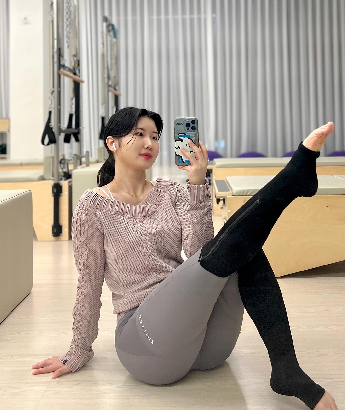 #협찬 bodyjinsim  종아리 압박밴드 

저는 수업 때문에 평일에는 서서 일하고 주말에는 구두를 많이 신어서 집에 돌아오면 종아리가 너무 아프더라고요 ㅠㅠ 

수업 하고 집에 오면 피곤해서 스트레칭으로 종아리 풀기가 힘들어서 저는 주로 종아리 압박 밴드를 착용하고 자요! 
다음날 일어나면 뭉쳐있던 종아리 근육이 다 풀어져서 너무 좋았어요! 

원래 시중에서 판매하는 종아리 압박밴드는 지퍼가 없고 그냥 양말 신는거 처럼 입는거였는데 아리진심의 압박밴드는 옆에 지퍼가 달려 있어서 입고 벗기 편했어요👀

다른 압박밴드들 보다 압력이 너무 쎄지 않아서 아픈거 싫어 하시는 분들도 편하게 착용할 수 있어요👍

저처럼 서서 일하시거나 구두 많이 신는 여성분들! 
아리진심의 종아리 압박밴드로 종아리 관리 해보세용❣️

#종아리관리 #종아리압박밴드 #종아리알 #종아리보호대 #바디진심 #아리진심 #운동소통 #필라테스 #요가 #제품추천 #바디관리 #일상
