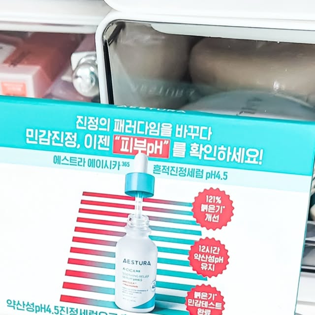 스노이 🤍 on Instagram: "#제품제공 완전히 리뉴얼된 에스트라365 흔적 진정세럼 pH4.5 7일 체험한 썰 🗣 
@aestura.official

민감 피부는 피부 pH가 높아져있어서 일반 피부보다 3배나 더 붉어진다고 해요.
🚨pH보호막 무너짐 > 장벽 손상 > 손상된 장벽으로 외부 자극요인 침투 쉬워짐 > 쉽게 붉은기* 발생
요런 음청난 악순환이 반복된다는...ㅠㅠ
*외부자극에 의한 일시적인 붉은기 

그래서 에이시카365 흔적진정세럼 pH4.5 7일 체험 샘플링 KIT로 7일동안 pH 관리해줬어요💙 

제형은 콧물 스킨보다 조금 더 점도가 있고, 발랐을때 쿨링감이 있고 수분감도 낭창한데, 흡수도 빨라요!
게다가 제일 중요한거! 피부가 편안했어요🫶 

그리고 좋았던 점은 성분과 눈에 보이는 효과였어요!
저 진짜 민감한걸로는 둘째가라면 서러운 수준이라
계절/화장품/컨디션이 바뀜에 따라 피부가 붉어지고 뾰루지도 자주 올라오거든요,,😭 

Zinc(징크)로 민감피부 진정 + 4X CICA로 손상된 피부장벽개선 + PHA로 약산성 환경개선이 되어서
민감피부를 진짜 속부터 체계적으로 개선시켜준다는 느낌이 들었거든요💙💙
기존의 흔적 진정에서 일시적인 붉은기까지 잡아주어 진정 효과가 더 좋아진게 제 피부로 느껴졌달까요🩵🩵 

#에스트라 가 찾은 민감붉은기에 최적화된 더마진정 솔루션 pH4.5CICA™를 3D 그물망 구조에 가두어 피부 표면 pH를 건강한 피부의 pH인 4.5로 12시간 유지시켜준대요! 

샘플링 키트에는
✔️1ml 샘플 7개가 들어있고
(사진 속에는 제가 2개를 이미 사용해서 5개밖에 없어용🥹)
✔️리트머스 테스트지로 세럼 사용후 피부 pH를 확인해볼 수 있어요!

효과를 눈으로 직접 확인시켜주는 이 엄청난 자신감!!💪 

많은 분들이 효과 보시라고 에스트라에서 올리브영 프로모션도 진행중이에요!
4️⃣월 올리브영에서 기획세트 25% 할인👉
> https://m.oliveyoung.co.kr/m/goods/getGoodsDetail.do?goodsNo=A000000222839
> 에스트라 에이시카365 흔적진정세럼 pH4.5 40ml+20ml 기획 (+에이시카 크림 1ml)
➡️ 40mL 본품 1개 + 20mL 추가 증정 + 에이시카 크림 1ml 샘플 증정 

우리 모두 에스트라로 민감 피부 개선하고 광명 찾자요🩵💙
 

#pH4.5약산성시카세럼 #에이시카약산성세럼 #에스트라약산성세럼 #약산성시카세럼 #약산성붉은기진정세럼 #에이시카붉은기세럼 #올
영진정세럼추천 #올리브영진정세럼 #에이시카흔적진정세럼 #에이시카세럼 #흔적진정세럼 #에이시카 #흔적세럼 #진정세럼 #에스트라 #민감피부 #진정 #흔적 #붉은기 #잡티"