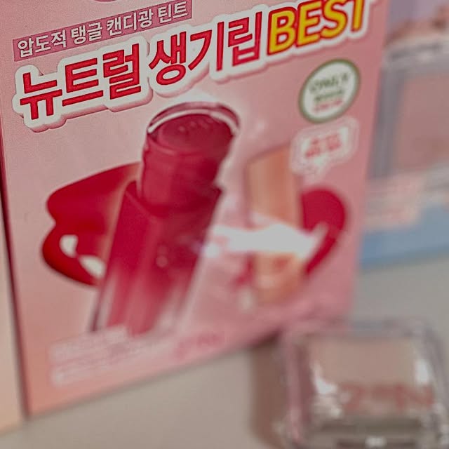 알링뚐🍇🌳🍆 on Instagram: "#광고 8월 올영픽 추천!

하나하나 다 예뻐서 리뷰하면서 모든 컬러 다 들이고 싶어지는 
색조맛집 투에이엔 💫

✔뽀용뽀용한 듀얼치크
👉 미세 블러 파우더로 모공과 요철을 보정한듯 맑고 뽀용하게!
👉 덧발라도 투명하게! 

✔️ 베러미 아이팔레트
👉 하나의 팔레트에 [글리터, 쉬머, 매트펄, 매트] 구성!

✔️ 하이라이터
👉 투명하게 차오르는 맑은 설탕광
👉 습식 제형으로 모공과 요철 부곽 없이 매끈하게!

✔️ 글레이즈 바운싱 틴트
👉 달콤하게 생기 있는 글레이즈 바운싱 틴트
👉 청량한 멘톨 성분으로 마일드한 플럼핑 효과
👉 쫀쫀한 제형으로 촘촘히 메꿔주는 탱글 캔디광!

이번 올영픽 구성까지 엄청나니 놓치지말기⭐️

#올영픽#올리브영추천템#올영필수템#러브버블컬렉션#롱웨어링파운데이션미니#컬러플레이듀얼라이너 @2an_official"