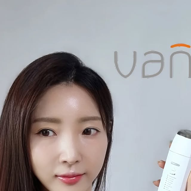 정인희 아나운서 on Instagram: "#광고 25년 노하우를 가진 바나브, 전문가와 아티스트들이 선택하는 #VANAV 넘 좋아하는 뷰티 디바이스! 요즘 인기 대세인 바나브 니들샷이 주는 매력은 엄청나네요♡
UP7 니들샷은  피부에 미세홀을 만들어 유효 성분이 깊숙이 스며들도록 돕는 방식이라, 겉도는 느낌 없이 피부가 채워지는 게 확실히 쫀쫀히 채워져요! 관리가 끝나고 나면 확실히 니들샷이라 그런지 다소 붉어지는데 다음날 눈에 뜨게 피부가 예뻐보여요

손에 착 감기는 그립감이 좋은 니들샷이라서 관리가 어려운  팔자와 눈밑까지 세심히 케어되면서 결이 매끈해지는데요
 얼굴 전체가 정돈된 듯한 인상을 주고 세안 후 화장품 바르기 전에 니들샷으로 케어해주면 흡수력이 차원이 달라져, 메이크업 밀착력까지 좋아져요! 
샷 강도는 3단계로 조절 가능해 피부 컨디션에 맞춰 섬세하게 쓸 수 있고, 집에서도 에스테틱을 받은 듯한 만족감을 주는 게 가장 인상적♡  니들샷 뷰티 디바이스로 한층 더 강력하게 관리되니까 샵에 가지않고 집에서도 완벽하게 케어 가능해요🤍

@vanavkorea
@like_vanav
@vanavbeauty

#바나브 #UP7니들샷"
