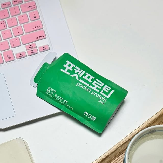 홈카페 놀이터 🤍까미 on Instagram: "#광고#인포헬 

지금까지 만나본 단백질중 가장 편리하게 먹을 수 있는 단백질 인포헬 포켓프로틴이에요. 
이름처럼 주머니에 쏙들어가는 사이즈로 쉐이크통도 필요없는 초간단 단백질인데요, 
청포도맛으로 맛있고 60g의 양으로 한번에 쭉 마시기도 좋아요. 

WPI단백질만 사용하여 유당불내증인사람도 걱정없이 먹을 수 있고, 
클리어프로틴을 사용하여 탁한느낌없는 깨끗해요. 
포도당도 들어있어 운동 전 후에 바로 마시기 최적인 단백질로, 
근육합성과 회복에 도움을 주는 BCAA비타민까지 챙길 수 있어요. 

운동하며 가볍고 간편한 프로틴챙길 분 같이 먹어요. 

#포켓프로틴#간편프로틴#인포헬포켓프로틴#프로틴추천#프로틴"