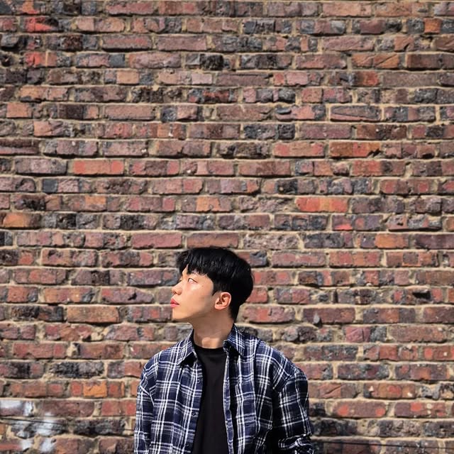 조성진 on Instagram: "#광고 가볍게 걸쳐도 분위기 살아나는 체크 셔츠 🌫️ 스탠다드에러(@standarderror_official) / 레거시 빈티지 오버핏 포켓 긴팔 체크 셔츠 ▪️ 여유 있는 오버핏이라 힘 빼고