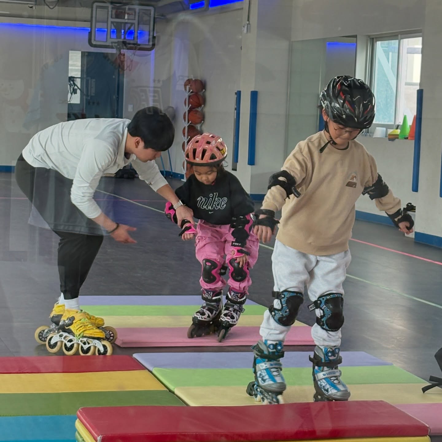 ⛸️
1년전 안짱다리 진단을 받고 선생님께 진단 받기를 당장은 발레가 도움이 될 것이고, 이후에 인라인을 탈 수 있는 나이가 되면 꼭 인라인을 배우게 하라고 하셨다.

아인이 같은 경우 골반 아래쪽부터 발목까지 안쪽으로 휘어져 있는데 발을 바깥쪽으로 밀어내면서 휘어있는 골반과 다리가 밖으로 벌어지게하는 인라인이 안짱에 아주 효과적인 운동법이라고 설명하셨다.

그리고 롤러를 타보고 재미를 느낀 아인이에게 슬쩍 인라인을 타보자 권했고, 선뜻 나서서 바로 체험수업을 등록했다.

첫 수업에도 이렇게 금세 잘 따라하니, 엄마는 늘 욕심이 생길 수 밖에,,,😇 교정기 차지말고 부지런히 재밌게 배워서 예쁜 다리 , 바른 자세 만들어보쟈👍🏻

#인라인도전
#예비초딩 
#안짱다리교정 
#루키즈스포츠센터