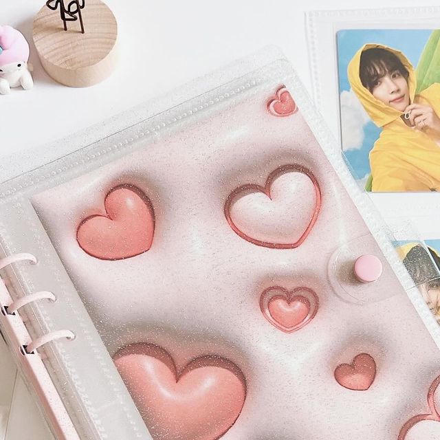 지니~💋 on Instagram: "#광고
핑크핑크~~ 💖
키치한 3D 하트표지가 넘 사랑스러운
🎀베로하포카바인더🎀로 
세븐틴 #포토카드 보관하고 있어요~
✅튼튼한 링과 ✅두툼쫀쫀한 양면속지를 사용!!
➡️포카 320장까지 수납가능해
안전하게 오래도록 많은 포카를 보관할수 있고
속지 겉면이 투명해 포카를 선명하게 볼수 있어 좋다능~👍🏻
.
리뷰이벤트 참여시
키링/프리미엄슬리브/구름칼/탑로더 
빵빵한 사은품도 있으니 득템하세요^^
https://bit.ly/3S8IxGZ
.
본 포스팅은 제품 소개를 목적으로
#베로하 로 부터 제품을 제공받아 작성된 글입니다
.
#베로하포카바인더
 #6공포카바인더 #콜북 #포카바인더 추천 #포토카드바인더 #포토카드보관함 #포카보관함 #포카슬리브
#포카바인더#포카홀더북 #덕질
#맞팔 #선팔 #맞팔댓글 #맞팔디엠 #일상 #좋아요 #좋반 #데일리 #소통 #선팔은맞팔 #맞팔해요 #follow #followforfollowback #likeforlikes"