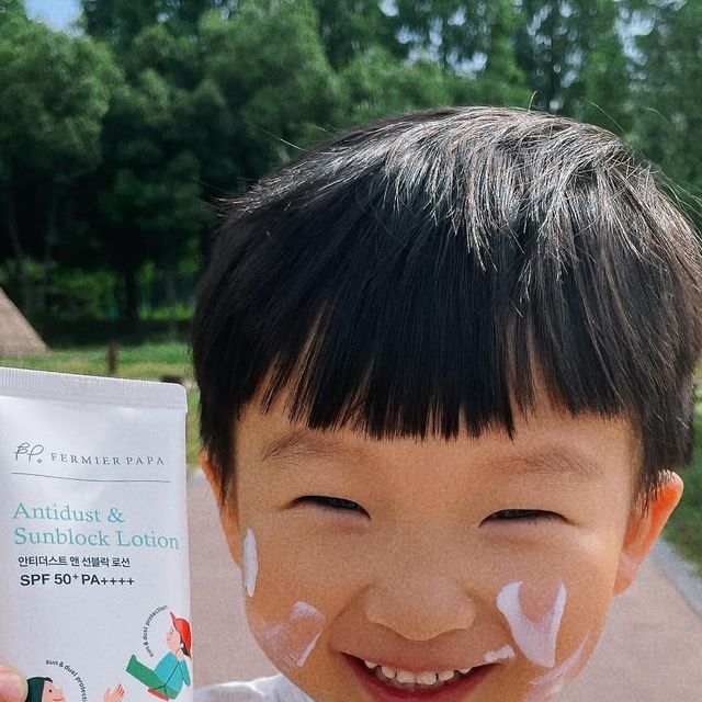 센스둥이 지니 on Instagram: "#협찬 #페르미어파파선크림 

1일 1 바깥놀이는 필수인 아들을 위해
자외선 뿐만 아니라 미세먼지까지 케어 해주는
유아선크림을 준비했어요~~!
무기자차 성분에 논나노 제품인 
#페르미어파파안티더스트앤선블락로션
50%행사중이라 가격도 너무 착해요 ~!!
산뜻한 발림성, 지속력, 안전한 성분등
제가 찾던 💯💯💯점 자리 선크림이라
강력히 추천드립니다 🤍🤍🤍

✔️자연유래성분 + 전성분 EWG 안전등급
✔️무기자차성분으로 피부자극 최소화
✔️논나노 무기자외선 차단입자로 피부에 흡수되지 않음
✔️10마이크로미터 이하의 미세먼지에 대해 
60% 정도의 흡착 방지 효과
✔️모링가 추출물을 사용하여 충분한 영양소와 수분 공급

#아기선크림 #유아선크림 #가족선크림 #페르미어파파

🏷️ @fermierpapa"