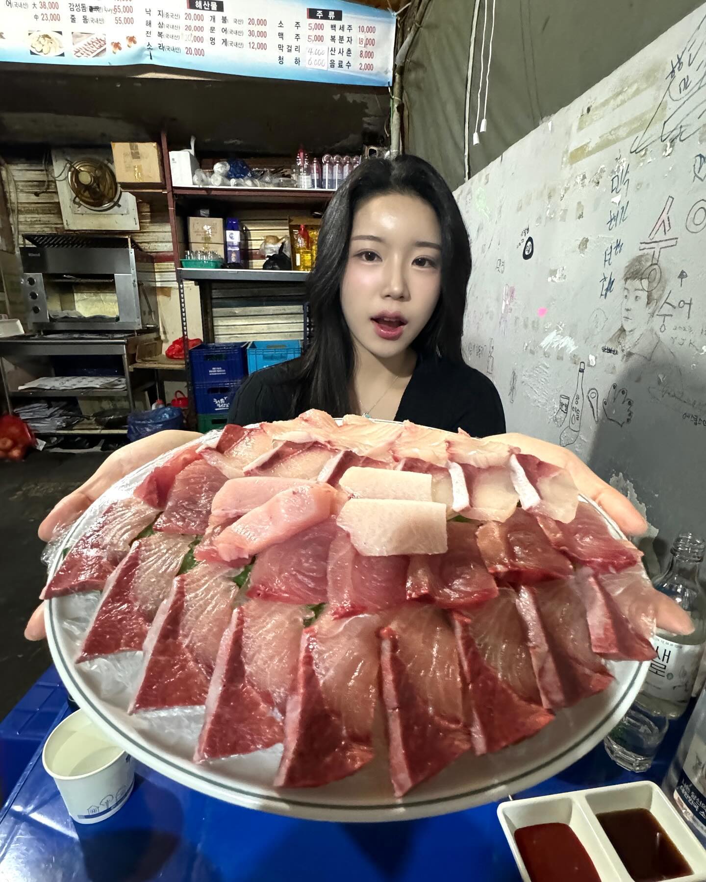 아잇🎉🎉오늘의집은〰️〰️대방어인데요‼️‼️ 이동네에서 인심이 콸콸콸〰️〰️넘친다는데에‼️😤 이뿐만이 아니다📺📺(뜨헉😱) 백가지 재료까쥐이~