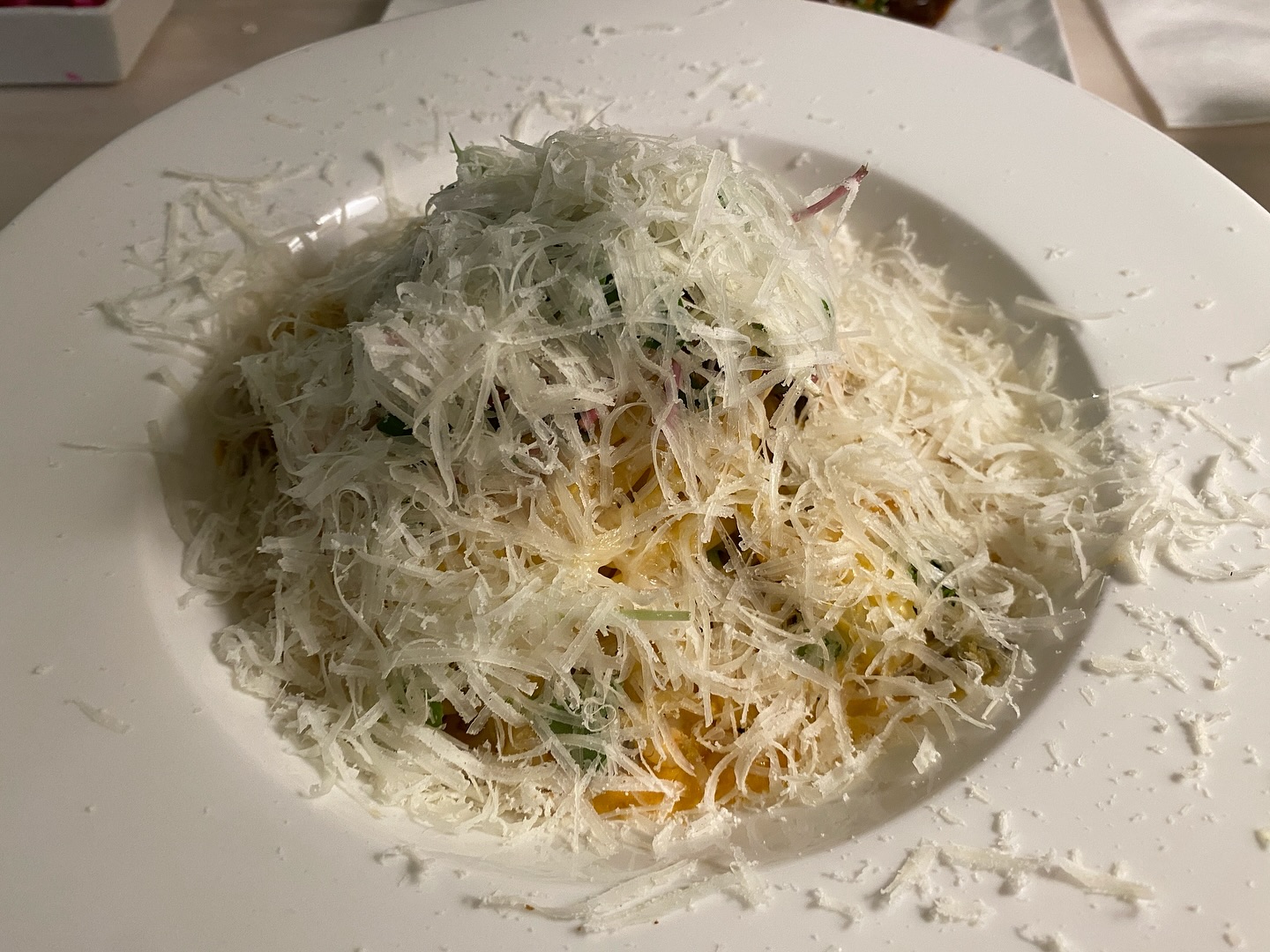 #협찬

오늘은 비스트로 미카엘에서 저녁식사
하고 왔어요😊🍴
파스타랑 스테이크 전문점답게 
하나하나 다 너무 맛있더라구요!

저희는 대표 메뉴인 투움바 파스타랑 
찹스테이크를 주문했어요.
먼저 식전빵부터 대박… 😍 
따끈한 빵에 버터 바르고 꿀 찍어 먹었는데, 
남편이랑 둘 다 “이거 뭐야? 왜 이렇게 맛있어?!“를 
연발하며 감동 하면서 먹었어요🍞🍯

투움바 파스타는 비주얼부터 합격 💯 
눈꽃 치즈가 가득 덮여 있었는데, 
파스타랑 치즈를 한 입 먹으면 부드럽고 
매콤한 맛이 입안에서 딱! 브로콜리랑 
큼직한 새우까지 더해져 식감도 너무 맛났어요 🦐🥦 
소스까지 아낌없이 싹싹 긁어먹었다는 건 안 비밀 🤭

찹스테이크는 정말 가성비 최고였어요 👍
부드러운 부챗살 고기에 큼직한 버섯, 구운 마늘, 
고소한 땅콩가루까지 완벽한 조합! 
흔한 찹스테이크가 아니라 소스부터 디테일까지 
사장님의 정성이 가득 느껴지는 맛이었어요 🥩🍄

다음엔 알리오 올리오랑 리조또도 꼭 먹어봐야겠어요!
맛있는 음식 덕분에 정말 행복한 저녁 시간이었어요 🥰

#서울맛집추천#서울파스타맛집#관악구맛집#관악구맛집추천#샤로수길맛집#봉천동맛집#봉천동맛집추천#샤로수길파스타#샤로수길데이트#서울대입구역맛집#서울대입구역파스타#서울대입구역데이트#낙성대역맛집#낙성대역데이트#낙성대역파스타#데이트맛집#미카엘