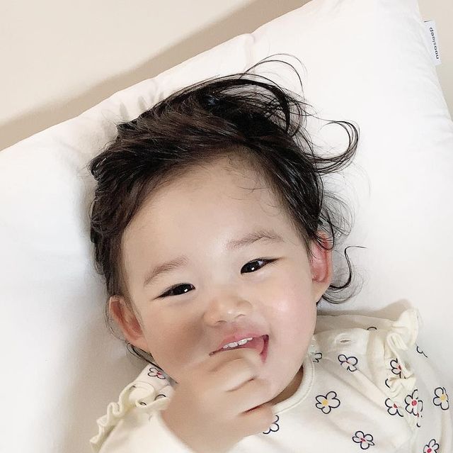 𝗟𝘂𝗰𝘆 𝗬𝗼𝗼 on Instagram: "#광고

울애기 엄빠가 사용하는 커다란 어른베개가
애착베개가 된거 있죠 😳
아기베개 말고 엄마빠 베개가 좋았나봐요!

아이가 사용하기엔 넘 크고 불편할 것 같아서
엄마빠 사이즈 베개 뭘 사줄까 고민했는데
아이의 #바른자세 , #경추 가 바른자세로 될 수 있는데
도움을 주는 베개가 있더라고요 !

요즘 아기들은 영상도 많이보고
어른만큼이나 구부정한 자세로 생활을 많이 하는데
아이들도 #거북목 위험이 크다는거!!

잘때 편안하게 자면서,
바른자세로 꿀잠 잘 수 있게 해 주어요 🙌🏻🎵

#거북목베개#경추베개#일자목베개#목디스크베개#목베개#목편한베개#수면베개#꿀잠베개#편한베개#롤핏베개#롤핏지니 베개#롤핏지니키즈 베개"