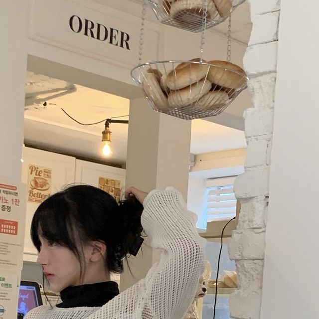Mia on Instagram: "@vivabrown_official 💭☁️🤍🫧🐈‍⬛ #비바브라운 #여자니트 #매쉬니트 #상의 #탑 #knit #top #knitwear #vivabrown #ビバブラウン #上衣 #カーディガン"