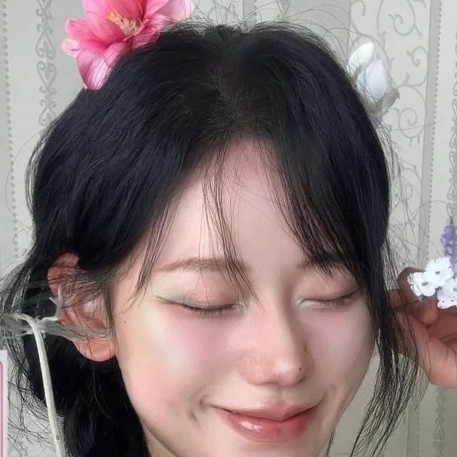 장희진 on Instagram: "#광고 @2aN_official 봄 꽃잎의 화사함을 담은 투에이엔, 블루밍 가든 컬렉션 𐙚₊˚⊹ 💐‧₊ ✿ ⋆ ˚ ⠀ 성큼 다가온 봄에 맞춰, 색조 맛집인 투에이엔에서 올해 출시한 블