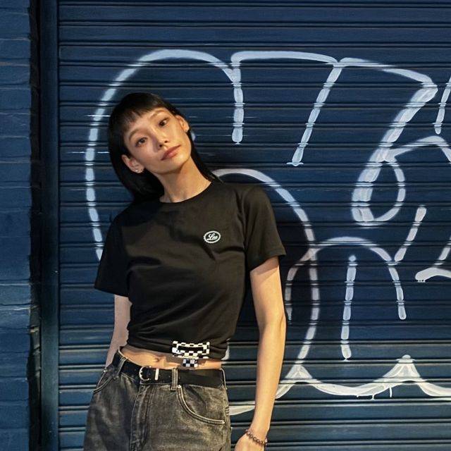 김단해🌻ᴰᴬᴺᴴᴬᴱ🌹 on Instagram: "허리부터 밑단까지 자연스럽게 떨어지는 와이드한 핏의 카고 데님 팬츠😆

아웃포켓을 추가한 실용성과 캐주얼하고 스트릿한 무드의 팬츠로 다양한 스타일링이 가능합니당🙌
.
.
🖤[스탠다드에러]_캣샌드 워싱 와이드 카고 데님팬츠 블랙 @standarderror_official 

#스탠다드에러  #STANDARDERROR #남여공용팬츠 #데님 #데님팬츠 #팬츠 #바지 #카고바지 #워싱팬츠 #와이드팬츠 #데일리룩 #바지추천  #스탠다드에러x텍토리"