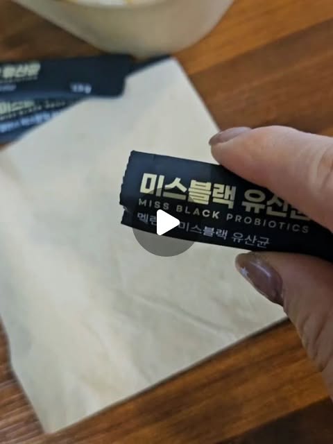 미칠미칠 on Instagram: "#광고 #미스블랙 미스블랙 프로바이오틱스🖤 새치때문에 뿌염을 한달에 한번씩 하고있어서 고민이 많았는데, 요즘 하루 한포씩 꼭!! 챙겨먹고있는 여성새치 전용 유산