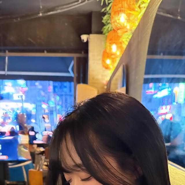 이경민 on Instagram: "#광고

요즘 매일 사용하는 투에이엔 블러셔랑 하이라이터 💓
여쿨라가 사랑할 수 밖에 없는 색감 ,,🫠

#투에이엔#블루밍가든#올영추천#봄웜#봄웜라#듀얼치크#하이라이터#2aN"