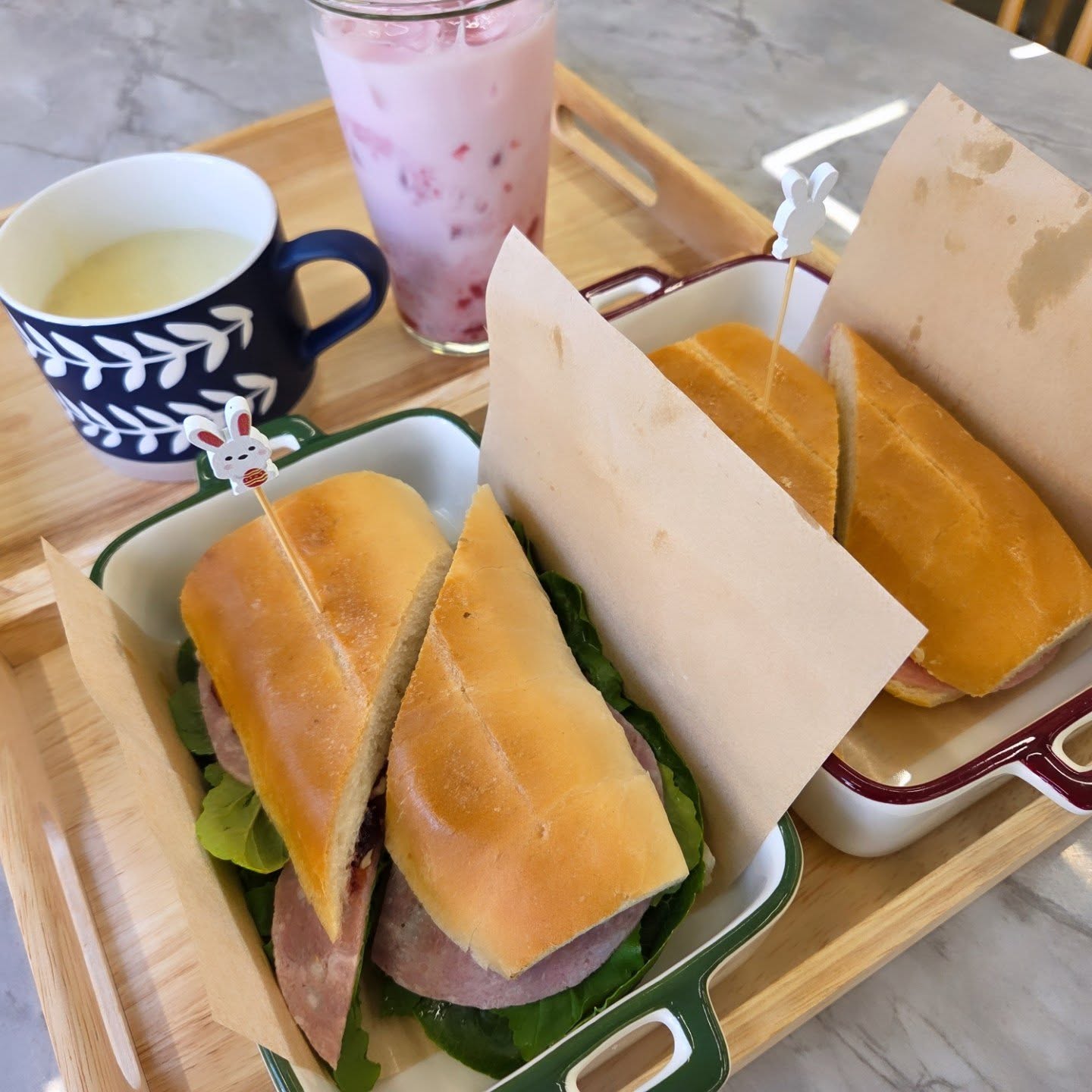 #광고#마석샌드위치 #어스샌드위치 #샌드위치맛집 #바게트샌드위치

제가 가장 사랑하는 샌드위치 맛집, 바게트 샌드위치로 유명한 어스샌드위치, 이번엔 마석점에 다녀왔어요!
경기도 마석에 위치한 곳이라, 춘천이나 가평 놀러갈때 잠시 들러서 샌드위치 사서 소풍가기 딱 좋은 곳이랍니다! (물론 매장 내 공간도 넓어서 먹고 가기도 좋아요)
신선한 재료와 맛있는 소스와 부드러운 빵의 조화! 정말 부드러운 식감의 바게트샌드위치라 자주 매일 먹고싶은 샌드위치에요! 아침대용으로 먹거나, 나들이갈때 포장하러 자주 이용하는 곳, 어스샌드위치 넘 맛있어요👍

🌯경기 남양주시 화도읍 비룡로99번길 55, 1층
🥙0507-1440-2278
🌮오전8시~오후8시(토9시오픈/일9:30오픈)
🥤매주 월요일 정기휴무