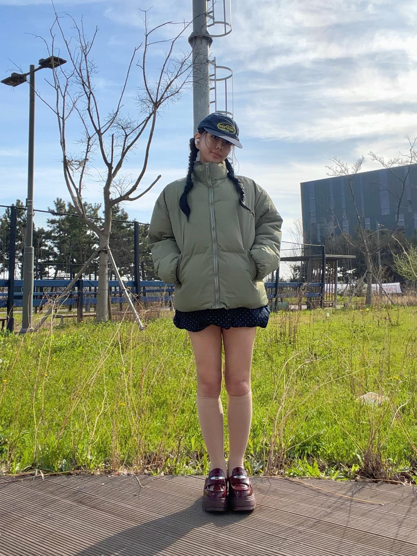 #광고 
@osawa_official 
베이직한 디자인에 하프넥으로 깔끔한 무드의 패딩
소매 밴딩 처리로 핏이 안정적이고, #전체 실루엣이 예쁘게 떨어져요‼️

원단과 지퍼 컬러를 맞춰서 퀄리티가 느껴지고,
여유 있는 핏이라 레이어드해서 입기에도 좋아요🤍

컬러 구성이 다양해서 취향에 맞게 분위기 연출하기 좋고,
밑단 스트링으로 핏 조절도 가능해서 더 실용적!!

패딩 특성상 충전재가 살짝 뭉칠 수 있는데,
가볍게 톡톡 털어주면 넘 예쁜 코디완성🤍

<오사와 사이트>
👉 https://osawa.co.kr/

#오사와 #패딩 #숏패딩 캐주얼