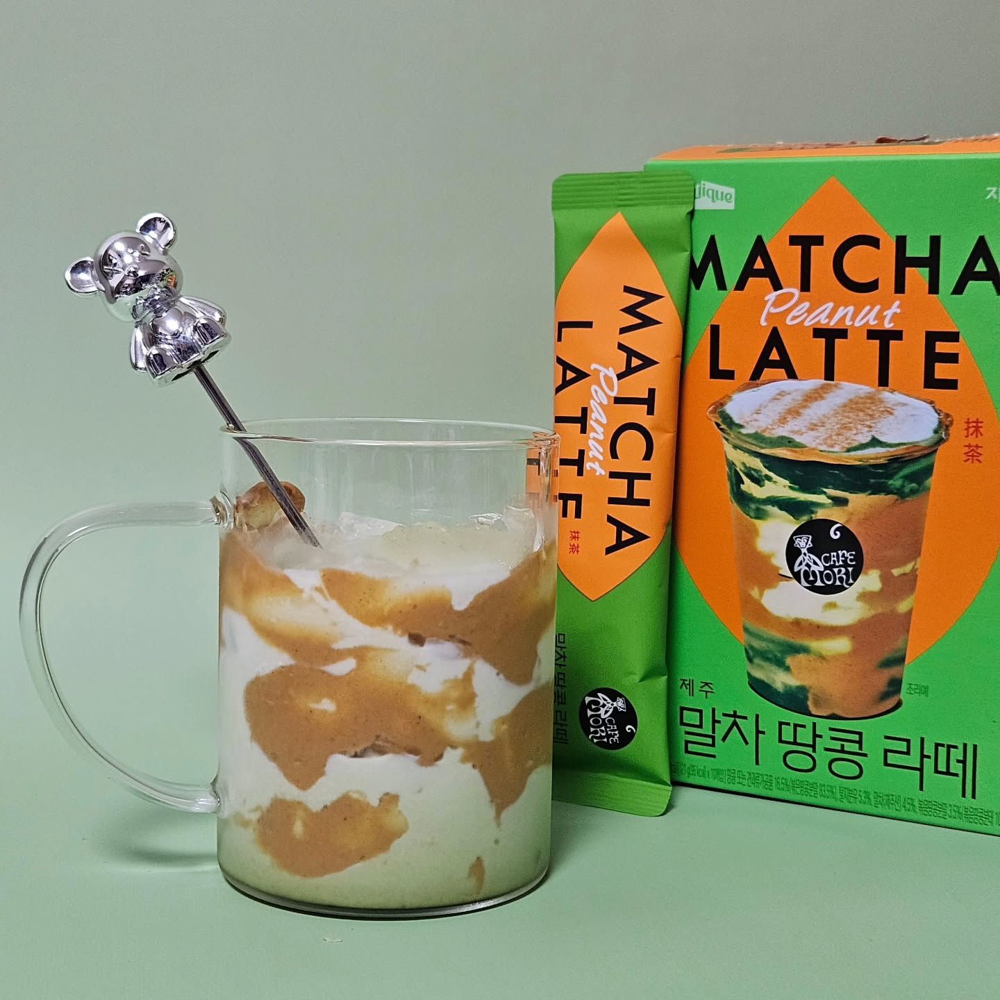 #광고 @jardin_official

집에서도 향긋하고 진한 말차 라떼를
종류별로 즐길 수 있는
쟈뎅 까페모리 제주 말차라떼 💚

세레모니얼 등급 말차 블렌딩으로
텁텁함 없이 부드럽고 깔끔한 맛이에요.

단맛을 그대로 유지하며
몹에 흡수를 줄여주는 자일로스 설탕으로
달달한 맛이 더해져 있기 때문에
우유만 넣어도 맛있는 말차라떼를
만들 수 있어요.

🛒 https://brand.naver.com/jardin

.
.
.

#쟈뎅#말차라떼#쟈뎅말차라떼