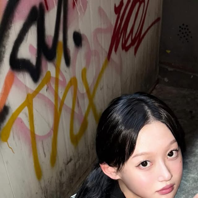 EUNCHAE BAEK on Instagram: "@urbancore_official_ 
더운 여름엔 복잡한 거 없이 하나만으로 포인트 되는 아이템이 최고자냐...

핏도 예쁘면서 편안한 원단으로 착용감도 야무져🎶
컬러풀한 백프린팅 티셔츠 한 장 덕분에 덜 덥게 여름 나기 성공✌️

이번 교복 템은 어반코어 해태 프린팅 티 너다🫵

.

.

.

#광고#반팔#반팔티#gift#협찬#핏#여름#프린팅#데몬헌터스#Kpop#프린팅티#Golden#데일리#kpopdemonhunters#demonhunters"