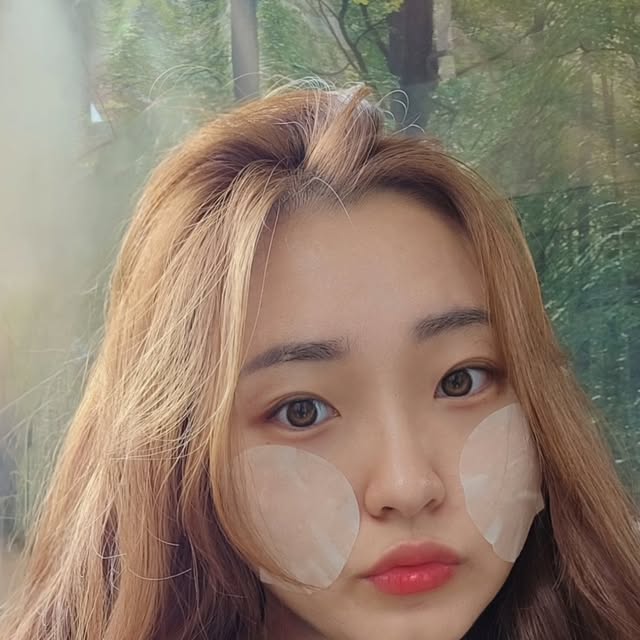 𝐍𝐚𝐢𝐥𝐚𝐡 | 네일라 on Instagram: "#협찬 화장 전 피부 진정은 필수💦

비건인증💚 보나쥬르가 선보이는 진저라인의 첫번째 제품, [진저 아쿠아 릴리프 패드] 사용해봤어요!❤️

📢 예로부터 약재로 쓰이던 생강에서 피부진정 솔루션을 찾았다!🫚

폴리페놀 성분의 일종인 생강 진저롤과 생강 추출물이 들어간 이 패드는 피부 보습 뿐만 아니라 장벽 개선에도 효과적이라 그런지, 요즘같이 일교차가 커서 피부 수분감이 없을 때 사용하면 정말 좋더라고요. 특히 화장 전에 요 진저패트 붙이고 준비하다보면 화장이 확실히 잘 먹었어요!🥰

대한민국 생강 농업의 대명사인 '완주 봉동 생강🫚'수가 20%나 들어가있어서 그런지, 단 하루만 사용해도 물리적 자극에 의한 피부진정에 효과가 있었어요. 저자극 테스트도 완료한 이 패드는 듀얼 양면 패드로 사용할 수 있는데, 앞면(거즈패드)는 닦토용으로 / 뒷면(순면패드)는 팩토용으로 사용할 수 있어요. 저는 그날그날 피부 컨디션에 따라 골라서 사용해줬어요!💚

💟 사용법 가이드💟
1) 아침, 저녁 세안 직후 피부 진정이 필요한 부위에 팩처럼 사용(팩토)
2) 각질 제거가 필요한 부위 / 피지분비가 많은 턱이나 T존 등에 부드럽게 닦으면서 사용(닦토)
3. 바디(가슴/등/팔꿈치 등) 피부진정이 필요한 곳에는 어디든!

저는 개인적으로 냄새가 함유된 화장품을 좋아하지 않는데, 냄새가 나지 않는다는 점이 너무 좋았어요! (생강 패드인데, 생강 냄새 절대 🙅‍♀️)

✅️ 민감한 피부를 위해서 저자극 각질케어가 가능하기 때문에 저처럼 피부장벽보호에 신경쓰시는 분들에게는 강추하고 싶은 제품이었어요.
➡️ 대부분의 패드는 성분과 패드의 원단 자체가 굉장히 큰 피부 자극으로 다가오는데, 4세대 필링성분인 라하(LHA)가 들어가 있어서 그런지 큰 자극은 느끼지 못 했어요.🤗

강력한 항노화 원료인 바이오디톡스(BioDTox)와 D-판테놀이 들어가 있기 때문에 항산화 성분이 들어간 패드 찾으시는 분들한테도 딱이라고 생각해요. 

📍보나쥬르는? @bonajour_official

13년간 자연주의 천연화장품만을 연구하고 있는 전문가와 대표가 제품 기획부터 개발, 생산까지 직접 참여하고 있어요!
직접 연구개발하기 때문에 퀄리티 높은 제품을 합리적인 가격으로 만날 수 있을뿐더러, 성분과 함량을 과감하게! 모두 공개하고 있기 때문에 믿고 사용할 수 있어요!💚

#광고#보나쥬르#진저아쿠아릴리프패드#진저패드#토너패드#진정패드#비건토너패드#토너패드추천#응급진정#bonajour#천연화장품#제품제공"