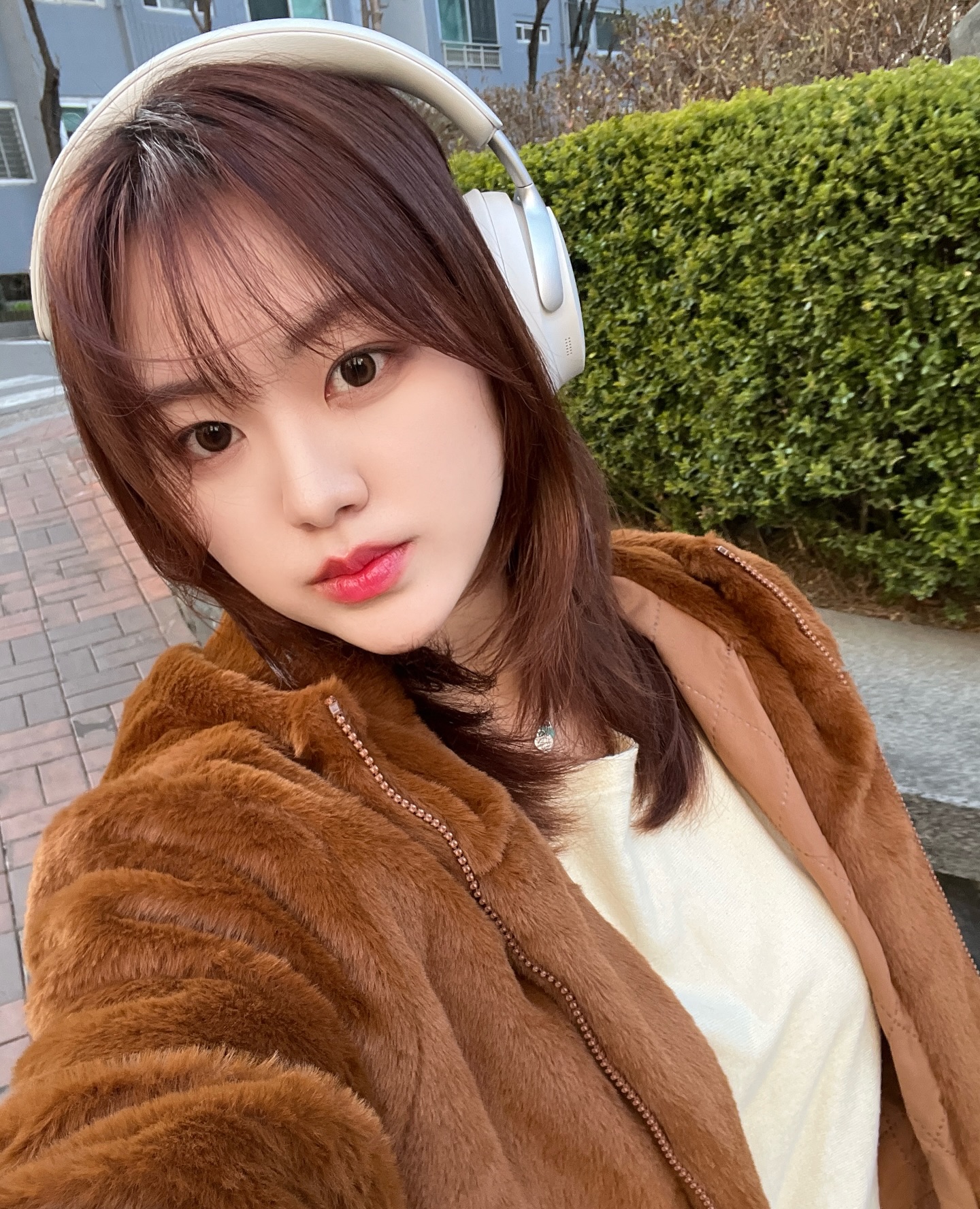 꽃샘추위 다 막아주는 #오사와 #퍼자켓 못잃어 🥹🤍

(feat. 미엘 퍼 후드 자켓)

 #OSAWA #퍼자켓추천 #ootd