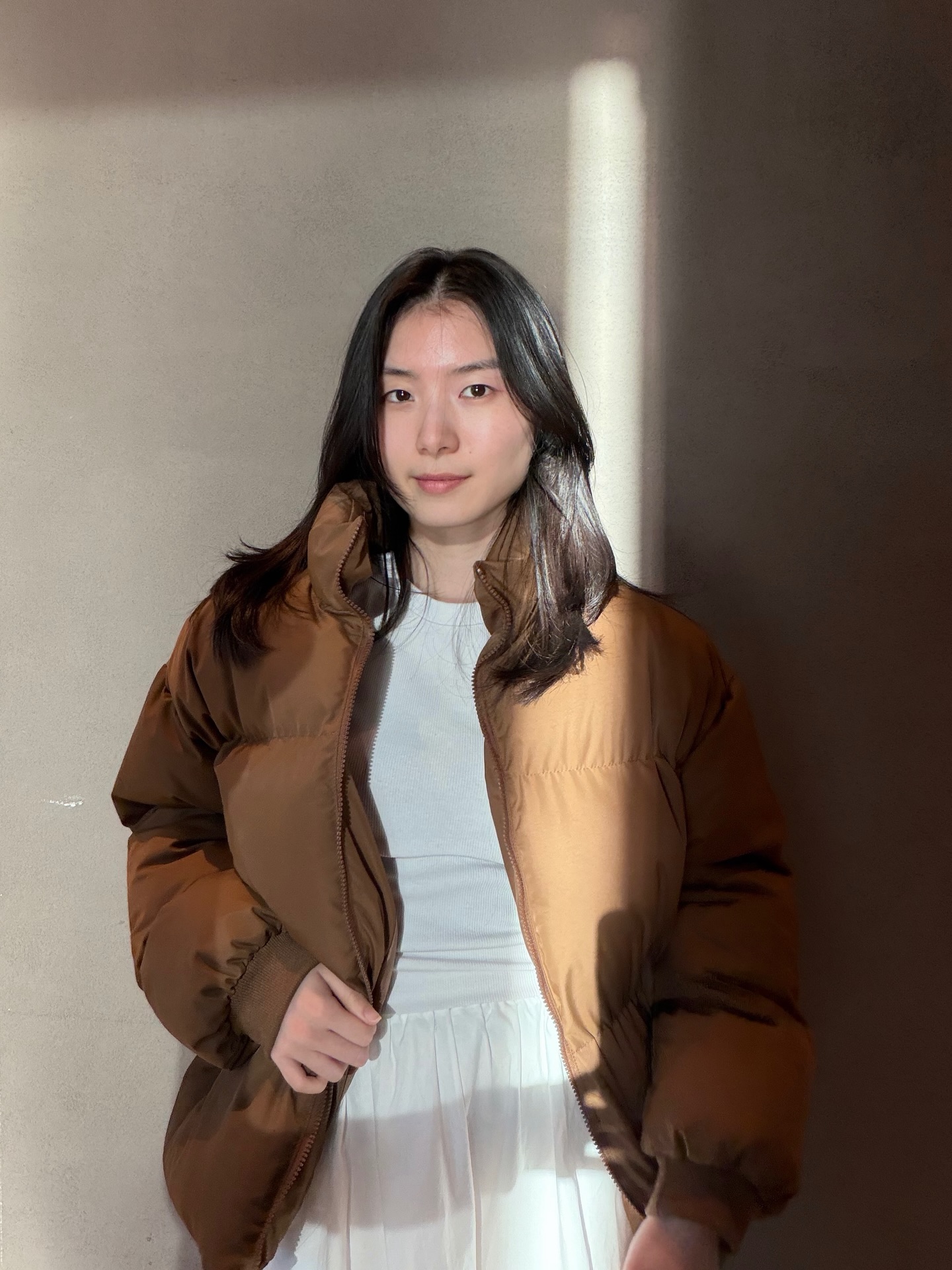 #광고 @osawa_official 

봄비랑 같이 온 꽃샘추위 🌧️
여름을 앞두고 있지만 아직 아침저녁엔 쌀쌀하더라구요

얇은 이너 하나에 오사와 패딩만 걸쳐도
예쁘고 든든한 간절기 완성 🧸
베이직한 하프넥 디자인에
넉넉한 품으로 레이어드하기도 좋아요🤎

🤎/ 오사와 미츠리 크롭 하이넥 패딩
