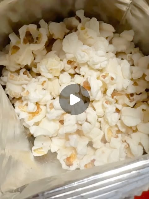 bandaltokki X jjunively on Instagram: "#광고 @cj_basakchip #CJ

요즘 집에 쟁여두고 자꾸 손이 가는 간식 🍿
CJ제일제당 바삭팝콘 스팸맛 & 허브솔트맛

스팸맛은 짭짤하고 고소해서 딱 한국인 입맛!
팝콘의 바삭함에 스팸 특유의 풍미가 더해져서 계속 손이 가요.
허브솔트맛은 은은한 허브 향이 살아있어서 담백하면서도 깔끔한 맛이라 질리지 않게 먹기 좋아요.

두 가지 다 공통점은 진짜 바삭바삭한 식감✨
한 봉지 먹다 보면 은근 포만감도 있어서 간식으로 충분하고,
아이들 간식으로도 좋고, 어른들 맥주 안주로는 말해 뭐해요 🍺
호불호 없이 누구나 좋아할 조합이라 쟁여두기 딱 좋은 팝콘이에요.

#팝콘 #신상 #스팸"