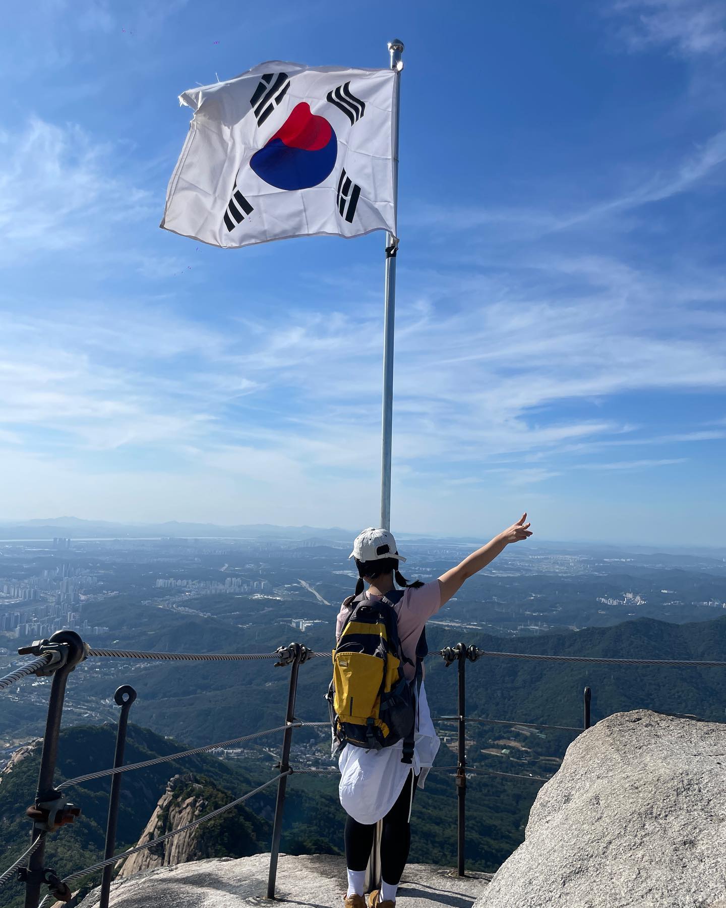 서울에서 제일 높은 곳, 
북한산 백운대 (836m) 정복하기 ෆ 

복기랑 어느덧 500일을 보냈다!
28살 내 생일 기념, 500일 기념으로 
서울에서 가장 높은 곳을 힘들게 올라가서 서울 전경을 함께 보니 몽글몽글한 느낌.

나로 인해 자기가 더 좋은 사람이 될 수 있었다는 복기의 따뜻한 멘트에 오늘도 나는 사르르를르르

내가 더 사랑해야지🫧