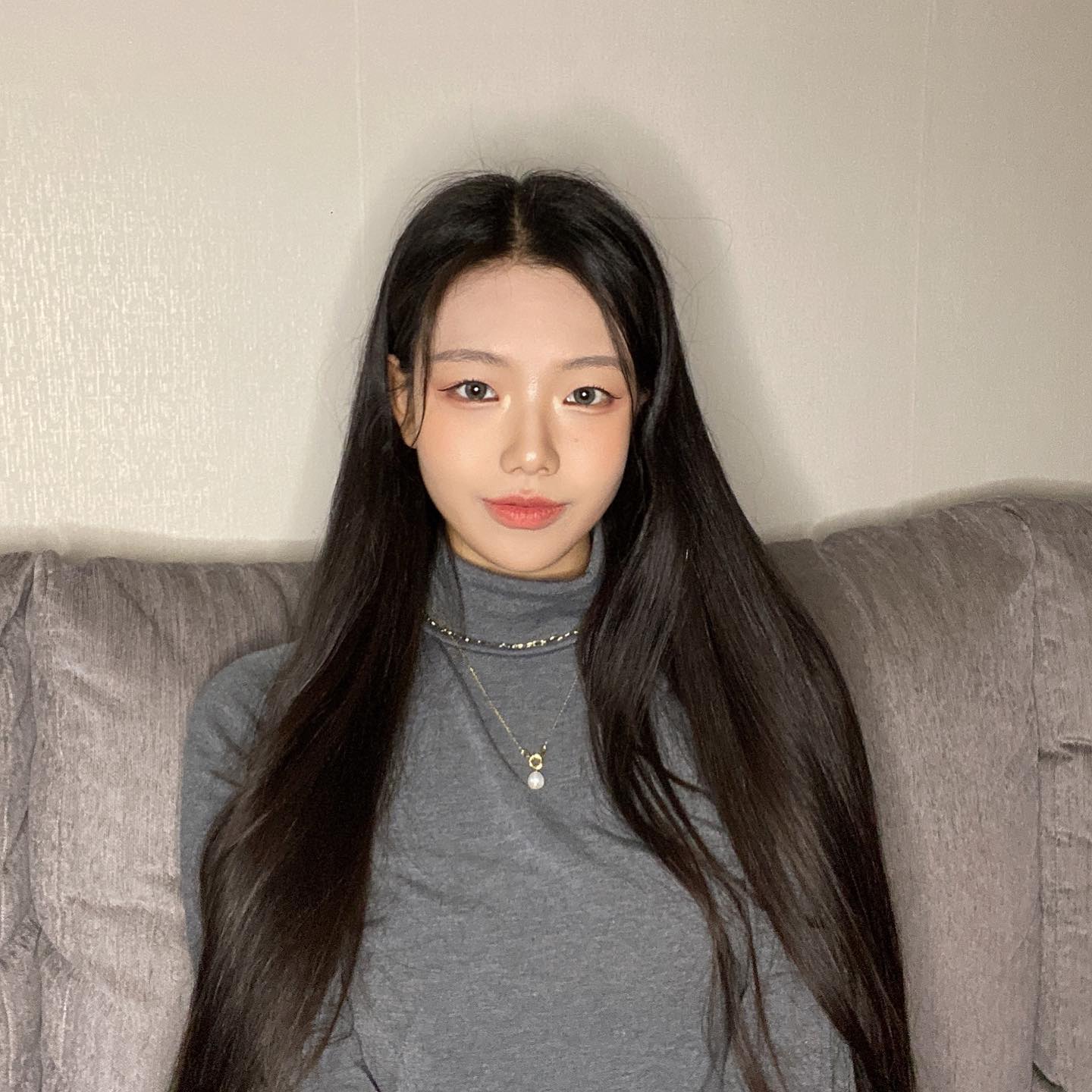#협찬 레이어드 하기 좋은 목걸이 발☆견☆ 

아니아하이에는 레이어드 악세사리 아이템이 많은데 그 중 스타일리쉬한 레이어드 목걸이를 협찬해주셨어요!

진주 목걸이가 차분하고 단정한 느낌을 줘서 무채색 옷과 특히 잘 어울려요. 

같이 레이어드한 체인느낌의 초커 목걸이는 과한 느낌 없이 여러 목걸이에 레이어드 하기 좋은 목걸이 인데요, 
단독으로 착용하면 여리여리한 느낌으로 매치할 수 있어요! 

aniahaie_kr stylemate_official 

#아니아하이에 #아니아하이에_공식앰배서더 #스타일메이트 #주얼리 #쥬얼리 #레이어드쥬얼리 #925실버 #실버쥬얼리 #aniahaie #맞팔 #좋아요반사 #좋아요테러 #여자친구선물 #여친선물 #20대여친선물 #목걸이 #목걸이선물 #데일리목걸이 #패션스타그램 #데일리코디 #ootd #모델 #긴머리 #kpop #makeup #kmakeup #헤어스타일링 #팔로우반사 #귀걸이