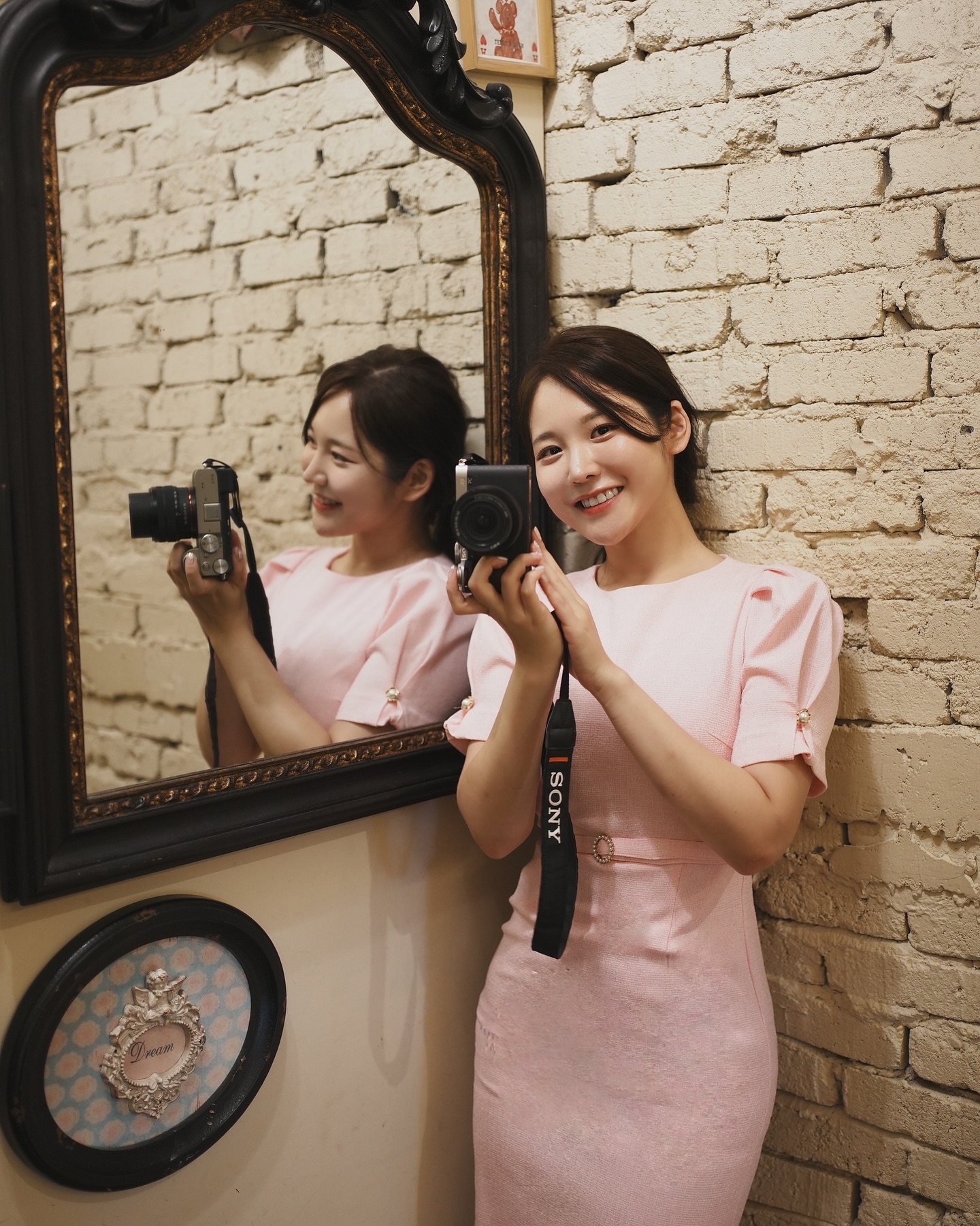 #광고 #소니 sonykorea 

내가 제일 좋아하는 것은 귀여운 디저트들과, 나의 일.
다음 패션위크때는 파리에서 함께할게요🇫🇷🥖💙
그때는 소니들고가서 인터뷰 찍어올게ㅎㅎ

그리고 무엇보다도 소중한것 ✨ 
일 끝나고 좋은 사람과 함께하는 시간은 그 어떤것과도 바꿀 수 없지.
움직이는 사물도 빠르게 찰칵 찍어주는 AI Af로 걷고있을 때도 지나가면서 빠르게 찍을 때도 흔들림없이 잡아주니까 
늘 안정감있는 결과물이 나온다지🫶
보정없이도 이렇게 선명하게?!

내가 움직여도 사물이움직여도 이렇게나 정확한 포커싱 쉬운카메라 , 원핸드 풀프레임 카메라니까
매일 들고다닐 수 밖에!!

Photo by #sony #a7c2
sony_alpha_creator 

#풀프레임카메라#알파크리에이터#알파크리에이터1기 
#성수동#성수동카페#아나운서#패션쇼호스트#아나운서의상 #아나운서메이크업#아나운서원피스
