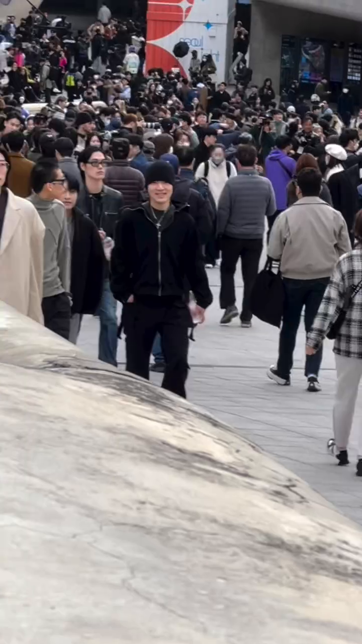 I’m still not over 
how much fun I had at last year’s fashion week 😮‍💨🥲

I apologize in advance for not being able to include 
Everything and everyone in the video 😢😭
But it’s in our heart, mind and phones 🙏🏻

미련곰탱이 🐻지만 작년에 너무 재미있어서 
이제라도 만든 릴스..
패션위크에 축구까지 이번 주말도 기대되는걸? 

#서울패션위크 travel vlog, Seoul life, fashionweek in Korea, city life #poseideas #stylediary neutral outfits, #kstyle Korean style, #effortlessstyle #longhair #gentlemonster #젠몬 #롱코트 릴스, 여자 코디 모음, 겨울 무스탕, #올블랙 #베이지룩 #웨스턴부츠
