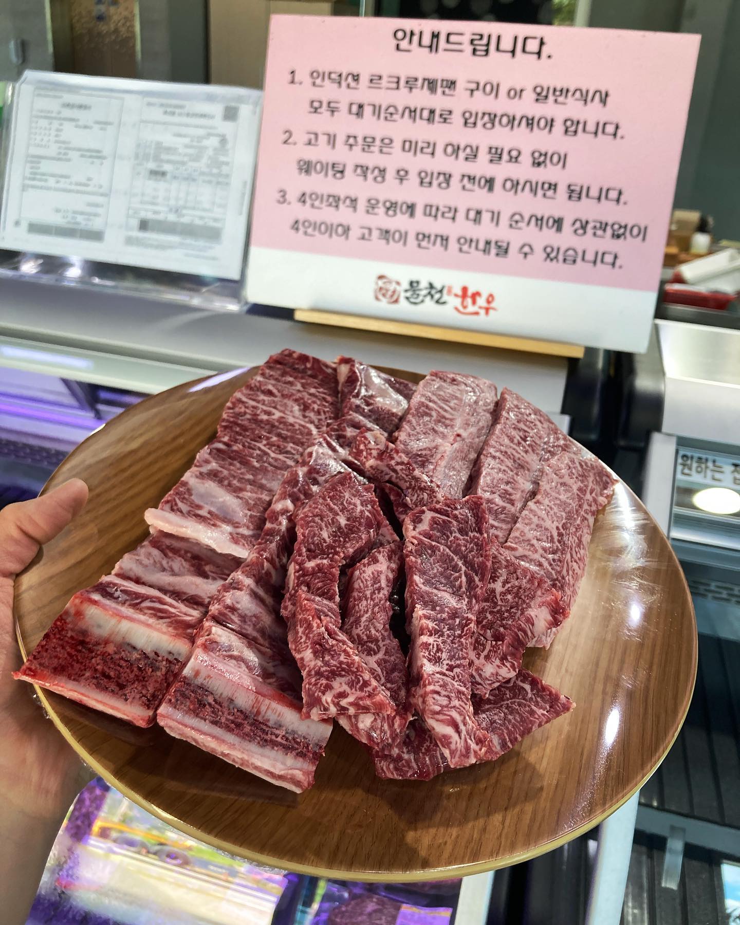 경주 한우 식육식당 <물천한우>

경주로 여름휴가를 떠난다는 이야기에
사무실 직원들이 추천해 준 맛집 중
한 곳이었던 물천한우

많고 많은 맛집 리스트들이 있었지만
그 중 물천한우를 선택한 이유는
저희가 머무렀던 호텔에서 가장 가까워서였어요.

아기와 함께 움직여야 하다보니 거리가 너무 먼 곳은
도착하기도 전에 아기가 지루해 하기에
어떻게 보면 현실적인 이유로 맛집을 선택한게 된거죠.

근데 그 선택이 저의 인생맛집을 찾아주었네요.

물천한우는 본관과 별관으로 구성되어
본관 1층은 식육점, 2층은 식사를 할 수 있는 식당
본관 뒷 편에 위치해 있는 별관에서는
참숯불 구이가 가능하다고 하는데요.
저희는 아기가 있어 본관을 선택
갈비살과 부채살, 살치살을 주문했어요.

본관에서는 인덕션을 이용하여
르크루제 주물팬에 고기를 굽기 때문에
연기나 냄새가 심하지 않아
아기와 함께하는데 불편함이 없어 좋았구요.
또 무엇보다 소고기 맛은

진짜 할 말을 잃게 만들더라구요.

입에 넣는 순간 씹기도 전에 넘어간다고 해야하나요.
신랑 표현을 빌려 소고기를 마시는 느낌🫢

물천한우는 근간지방, 힘줄을 모두 제거한
100% 순수육량만 취급하여
더 많은 고기를 즐길 수 있었어요.

경주까지 가서 무슨 구워먹는 소고기를 먹냐고
할 수도 있겠지만 그동안 저의 원픽이었던
경주맛집은 이제 안녕

경주맛집 하면 물천한우가 가장 먼저 떠오를 것 같아요.

✔️ 1++ 한우 최고등급
✔️ 합리적인 가격
✔️ 숙성 고기에 주물팬의 조화
✔️ 인생 소고기 맛집

🕦 영업시간: 매일 11:30~21:00
🔕 정기휴무: 매주 월요일
✅ 주소: 경북 경주시 천북면 천북남로 451
🚘 주차: 대형 주차장 완비

* 구워먹는 고기 이외에도 육회,
집된장 돼지찌개, 집된장 한우찌개, 한우 불고기,
육회 비빔밥 거기에 글라스 와인까지
다양한 식사와 주류가 준비되어 있어요.