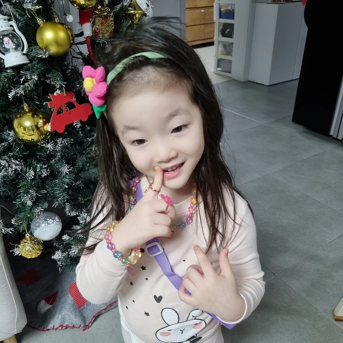 #협찬
우리 주아는 한참 보석, 보물 요런거 좋아할 나이에요 ㅎㅎㅎ

그러다보니 투머치 멋찜폭발 멋을 부릴때가 있는데요~ 바로 목요일~ 유치원 원복 안입고 자율복 입는 날~
이날만은 애정하는 엘사원피스에 엘사 머리하고, 엘사 구두까지 신고 목걸이 하고, 팔찌에 반지 3개이상 껴주고 유치원 등원이 철칙이랍니다.
안그러면 친구들의 멋찜에 뒤쳐질것 같은가 봅니다 ㅋㅋㅋ
주아네반 친구들 사진 보니 우리 주아 수준이 딱 준수함이더라구요 얼마나 요란뻐쩍지근 한지 몰라요 ㅎㅎㅎ
그런데 그모습이 너무 사랑스러운거 있죠~

우리 주아는 팔찌도 가득, 목걸이도 가득, 반지도 가득해요~ 그런데 대부분 집에서 엄마와 만들기 하면서 완성된 팔찌, 목걸이가 대부분이에요~
그러다보니 마구잡이로 끼워맞춘 팔찌와 목걸이랍니다~
우리 주아에게 제대로 된 여아악세사리 주고 싶은 마음이 큰 엄마는 이번에 엘오엘서프라지으 여아악세사리를 아이선물로 픽했습니다~
여아악세서리 아이선물로 픽할때 기준은 바로 담을수 있는 가방이 있다는 점이랍니다~
우리주아의 엘오엘 서프라이즈 여아악세서리는 가방과 함께 세트이다보니 차지 않을때는 가방에 넣어서 메고 다녀도 되고 보관도 할수 있다는 장점이 있어요~ 엘오렐서프라이즈 여아악세서리 찬찬히 살펴보니 너무 예뻐요~

☆엘오엘반지
제가 악세사리 디자이너였다보니 제품의 공정을 얼마만큼 알고 있기에 정성들여 만들어진 제품임을 말씀드릴수 있겠습니다~
엘오엘반지는 에폭시를 입혀서 색상도 고급스럽고 디자인도 너무 예뻐요~
팝업느낌의 컬러감이 아이들이 너무 좋아할만한 여아악세서리랍니다~
엘오엘 캐릭터가 너무 사랑스러운 목걸이와 팔찌를 비롯해서 반지까지~
아이선물로 아주 딱 좋죠~ 디자인도 예뻐서 너무 눈에 띕니다~
우리딸은 반지 장착할때 기본 두개는 하는데 아주딱 좋아요~

☆엘오엘목걸이
엘오엘목걸이 너무 예쁜것이 비즈들이 모두 오로라 빛을 띄고 있어요~ 색상이 다양하지만 이렇게 비즈가 오로라빛이 도니 아이가 좋아하지 않을수가 없어요~ 뜬금이가 LOL서프라이즈 엘오엘목걸이 받아들고 어찌나 좋아하던지~
너무 좋아할만하죠~ 우레탄 밴딩으로 되어있어서 아이가 차고 빼기에도 매우 좋답니다~

​☆엘오엘팔찌
엘오엘팔찌는 엘오엘목걸이와 세트라서 같은 아크릴비즈를 사용했어요~
진짜 오로라빛 아크릴비즈가 아이들이 좋아할수밖에 없는 색감으로 영롱하게 빛이 나니 친구들 만나러 갈때에도 엘오엘팔찌 차고 만나자 마자 자랑을 ㅠ.ㅠ
그래도 아이선물 엘오엘서프라이즈 여아악세서리 받고 저렇게좋아하니 애미마음도 흐믓합니다~
​
☆엘오엘서프라이즈 여아악세서리 가방
엘오엘서프라이즈 여아악세서리 보물가득 아이선물!
주아는 요즘 가방 메고 다니는것이 당연합니다~ 그 안에는 온갖 잡동사니도 가득하고 엄마눈엔 쓰레기지만 뜬금이 눈엔 보물가득한 가방이랍니다~ 너무나 좋아하는 쉐이프인 하트~
게다가 투명해서 안에 무엇이 있는지 다 보이니 너무좋죠~
가방만으로도 행복한 뜬금이~

주아의 이 모습을 보니 보는 엄마도 같이 행복합니다~
내아이가 좋아하는 여아악세서리 엘오엘서프라이즈 적극 추천합니다~

#협찬 #엘오엘서프라이즈 #여아악세서리 #아이선물 #엘오엘 #LOL #엘오엘반지 #엘오엘목걸이 #엘오엘악세서리 #반지짱 #보물가득