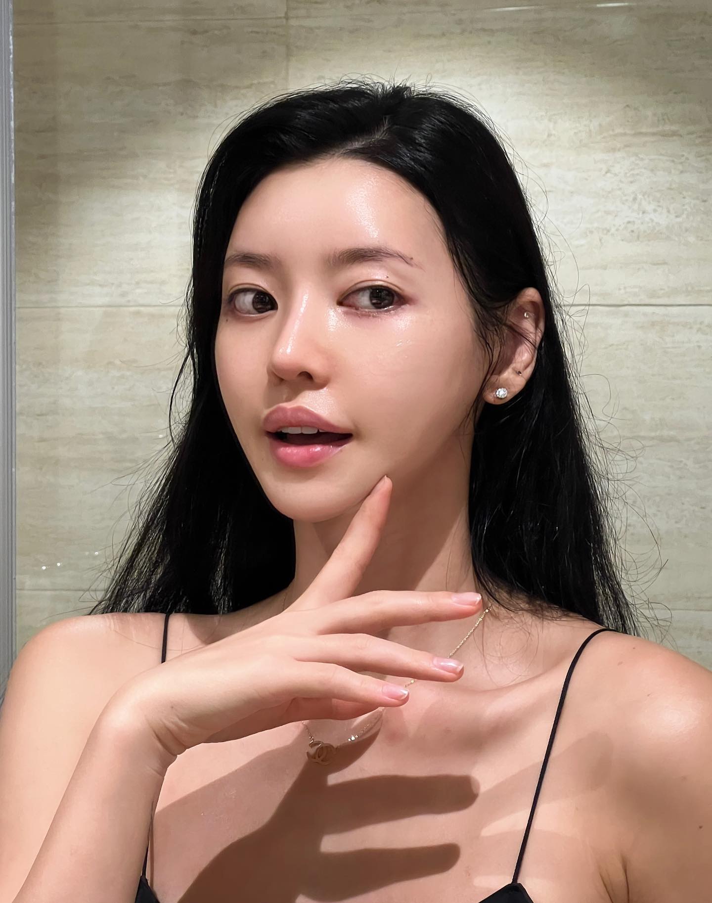 #광고 

인도에서도 피부 관리는 못 참 지✨
50ml 용량이라 기내에도 챙길 수 있고
인도 도착하자마자 꺼내든 기초케어 마무리템 코이의 리프팅 랩핑크림🖤

크림 속에 작은 알갱이들이 있어서
꾹꾹 눌러주며 발라주면 효과가 더 좋다고 하네요!!
리프팅이랑 주름개선까지 한 번에 잡아준다고 하니까 한 통 다 써보도록 하겠습니다❤️

#코이 #코이랩핑크림
