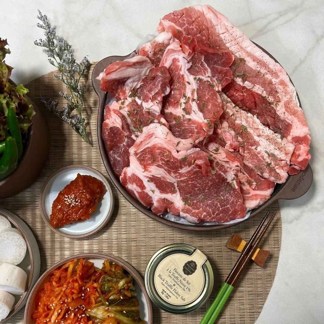 #집밥 #요리하는박선생 

오늘 저녁은
선물로 들어온 한돈 삼겹살이랑 목살 🐷

밥 비벼 먹으려고 만든 
무생채가 또 기가 막히게 익었거든요!!
야무지게 한 쌈 싸서 먹어야죠 🌿

늘 고기 굽는 건 남편의 영역이라 건들지 못했는데

오늘 처음 에프에 구워봤어요.
완전 신세계 !! 이리 편할 줄이야..... 
겉바속촉 . . 기름 쫘~악 빠지고
기름도 안 튀기고 냄새도 많이 안 나고 

다음에는 오븐에 구워봐야겠어요!

울님들 💕
맛있는 저녁으로 수요고개 넘어가세요

.