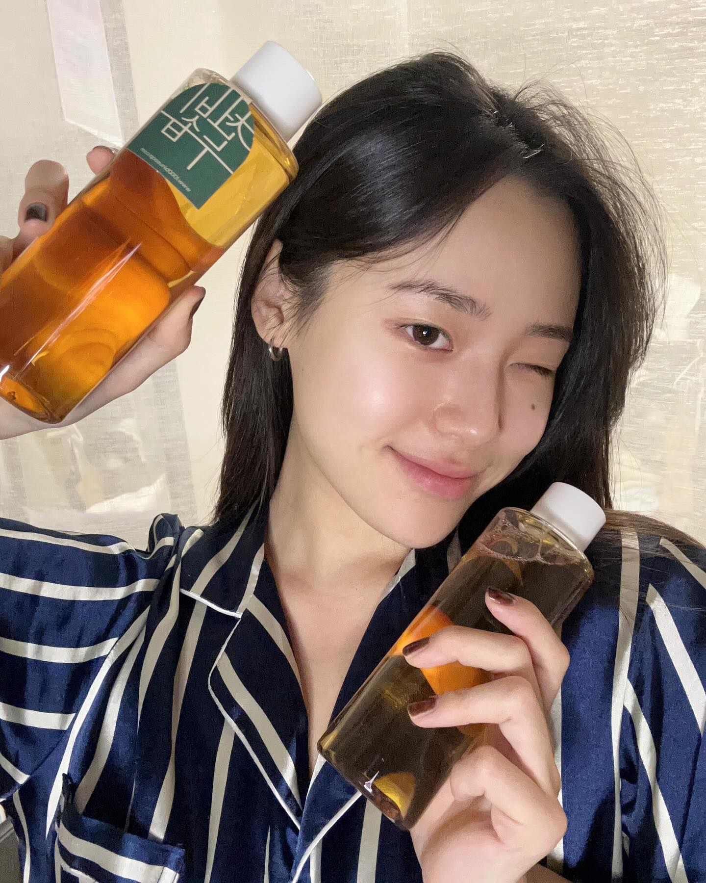 #광고 cheonbinusoap 

나이들수록 좋은 화장품을 써야 하는 이유를 알려준 제품❕
피부 진정 테스트, 여드름 적합 제품이라 사춘기 피부고민 있는 10대 뿐만 아니라 온가족이 쓸 수 있는 제품인데요
화장솜을 같이 사용해도 좋지만 흡수율이 높아 손으로만도 피부 속 깊게 촉촉해지는게 느껴져요!

꾸준히 진액수를 사용하니 나이가 들어도 피부나이는 동안🫢

_
#천비누솝 #1000binusoap #친환경화장품 #토너추천 #정제수0% #정안고토너 #피부진정토너 #토너 #쿨링효과 #피부고민 #오늘의화장품 #예민피부 #여드름토너 #저자극토너 #피부관리