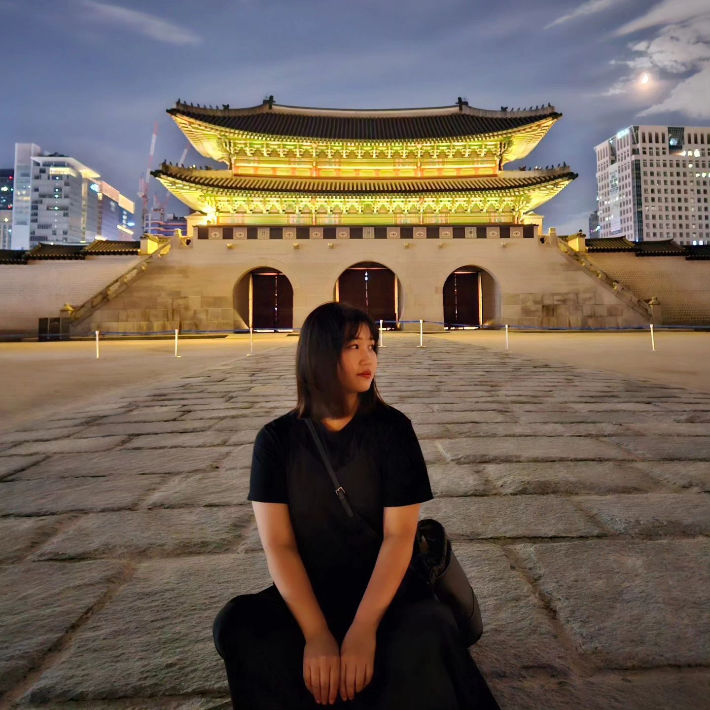 경복궁 갔던 날🌕

📍경복궁 야간개장
🗓 23.09.01. - 10.29.
⏰️19:00 - 21:30(입장마감 20:30)
 💵 3,000원, 사전 예약 11번가

경복궁 주변을 지나가는데
사람들이 엄청 많이 나오길래
가봤더니 야간개장 시작!!

즉흥으로 간거라서 입장은
못하고 앞에서 기념사진만📷

입구에서만 봐도
너무 예뻤던 경복궁의 밤💖

한복 입으면 무료에 티켓팅없이
바로 입장 가능하다고하니!
다음에 다시 가봐야겠다✨️

#경복궁 #경복궁야간개장 #서울
#서울여행 #서울야경 #야경 #야경명소
#여행사진 #추석 #chuseok
#nightview #seoulkorea
#gyeongbokgung #hollydays