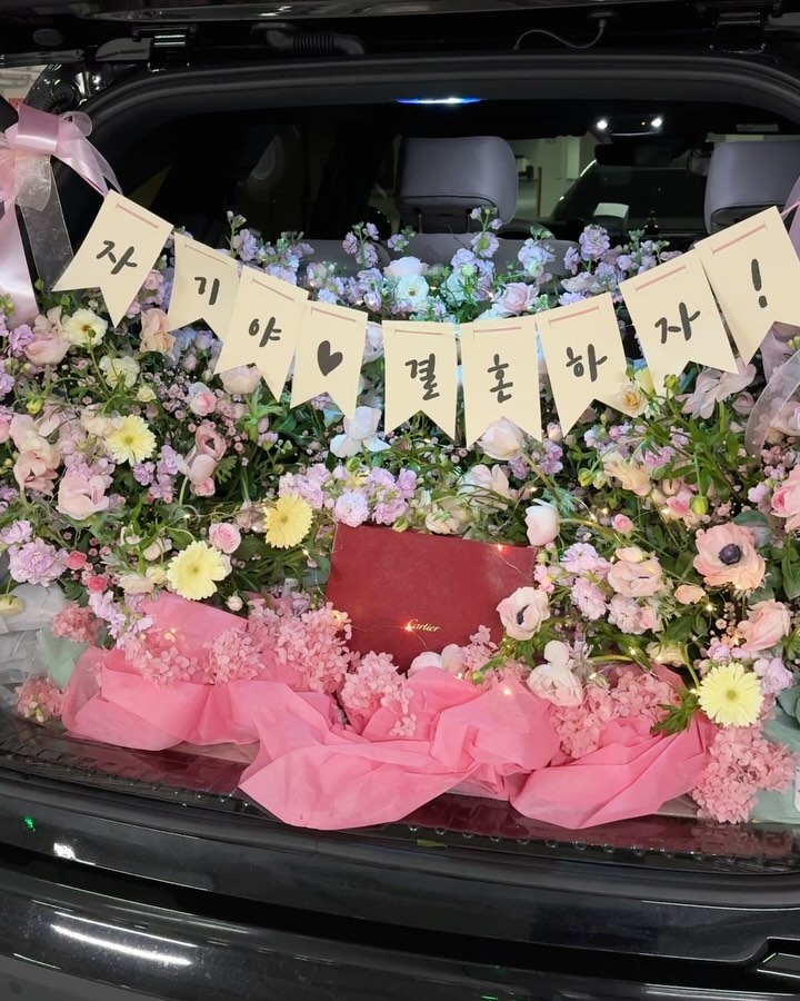 선영 프로포즈 받다👰🏻‍♀️🤵🏻‍♂️🤍

금요일 퇴근하고 피곤한 몸으로 안산에 내렸는데
이렇게나 이쁜 프로포즈를 준비해놓으셨다..🫶🏻

회사에선 조직개편이다 뭐다 스트레스 쬐끔 받았지만,
프로포즈 받자마다 다 잊음 ^^

요즘 나는 오빠 덕분에 아주 행복하댜~~~🫶🏻🩷