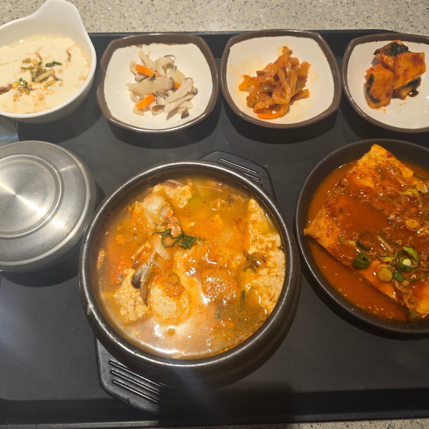 순두부가 땡기는 날 있잖아요
오늘이 딱 그날이었어요
남녀노소 불호가 없는 순두부
맷돌로 직접 갈아만든
전통방식의 오리지널 순두부
담백하면서 자극적이지않고
건강함이 느껴지는 맛이에요
어르신들도 좋아할 그맛
해물 순두부 국물 미쳐따리
두부조림도 넘나맛있.
어머여긴와봐야해

#보라매맛집 #당곡역맛집 #봉천동맛집
#두부맛집 #순두부맛집 #청국장맛집 #보라매공원맛집
#롯데백화점관악점맛집 #리뷰노트 #대형맷돌수제두부전문점 #협찬 #맷돌로만롯데백화점관악점
