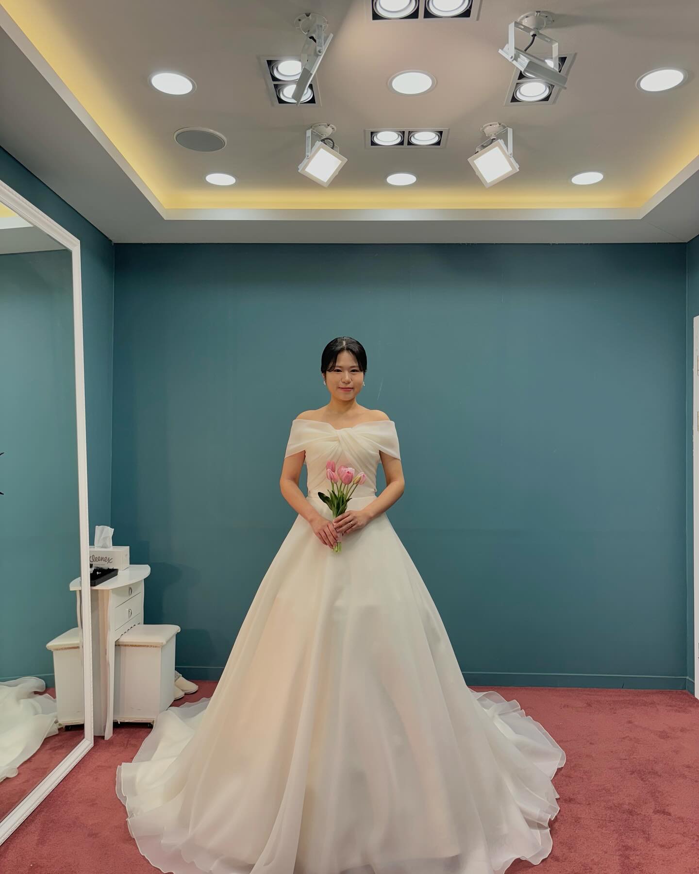 드레스투어 실크가 좋을까 비즈가 좋을까
남들 눈에 예쁜게 나을까 내눈에 이쁜게 나을까 끝없는 고민하는 공주놀이
direct.wedding 
❤️90만회원 웨딩카페에서 다양한 웨딩 정보 얻고 가세요

#드레스투어 #제아바이루시 #드레스 #웨딩드레스 #다이렉트결혼준비